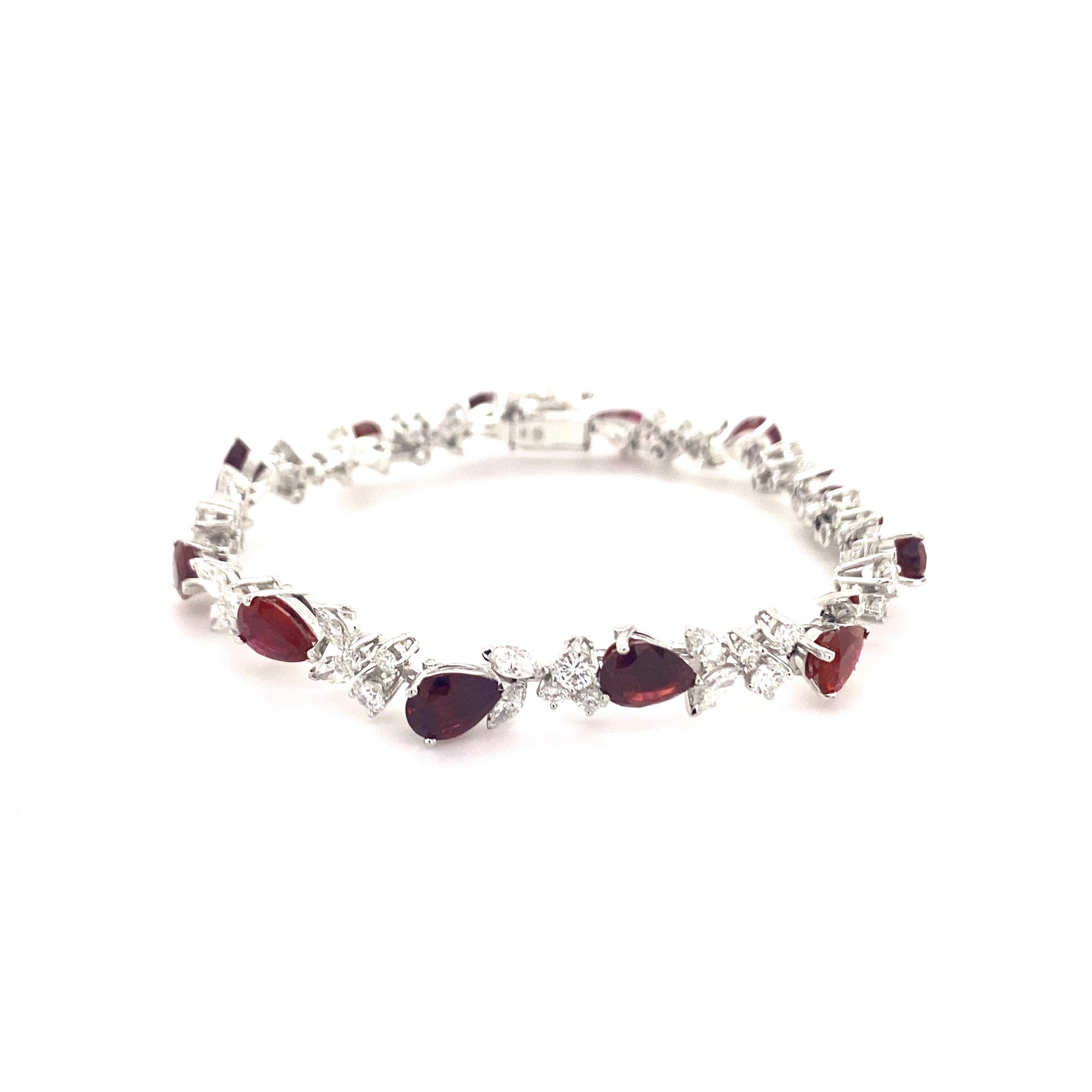 Elegant Ruby and Diamond Bracelet by Gübelin in 18 Karat White Gold In Excellent Condition For Sale In Lucerne, CH