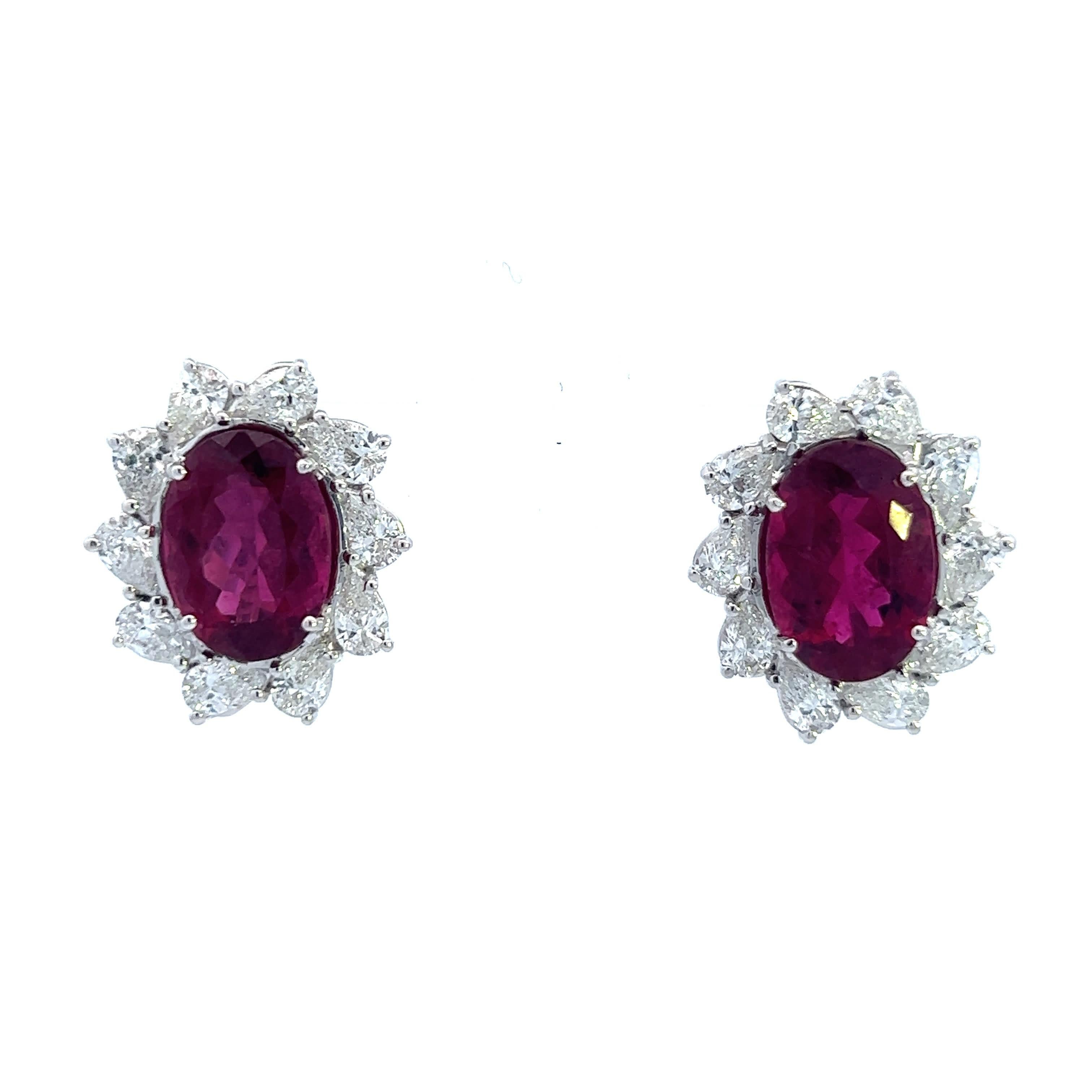 Estos impresionantes pendientes de rubilita y diamantes son el accesorio perfecto para cualquier ocasión. El intenso tono rojo de las rubilitas se complementa a la perfección con los brillantes diamantes, creando un aspecto lujoso que atraerá todas