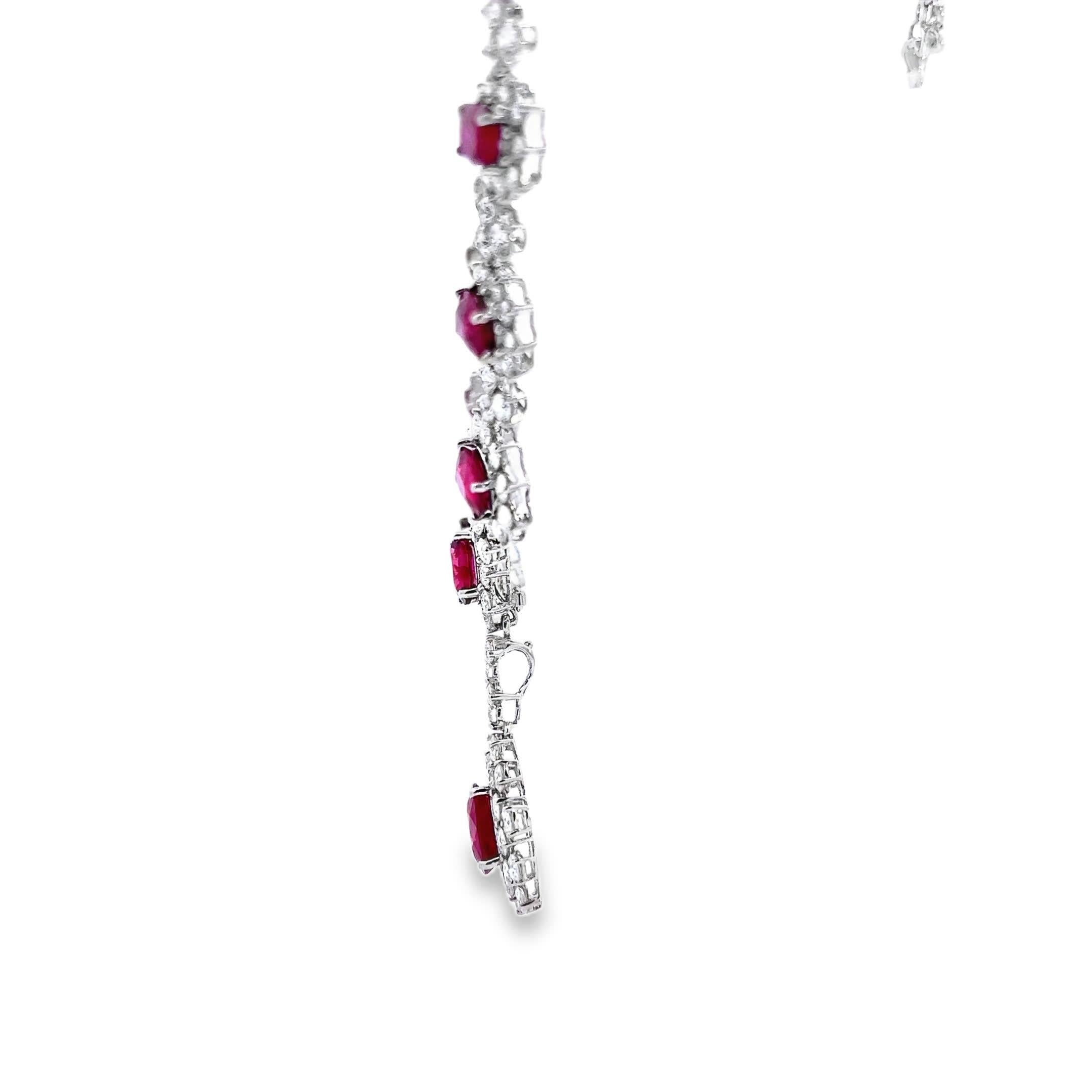 Questa splendida collana presenta un design accattivante ornato da vibranti rubini e diamanti scintillanti. L'intricata disposizione delle pietre preziose crea un pezzo di lusso perfetto per ogni occasione speciale. Eleganza nella tua collezione di
