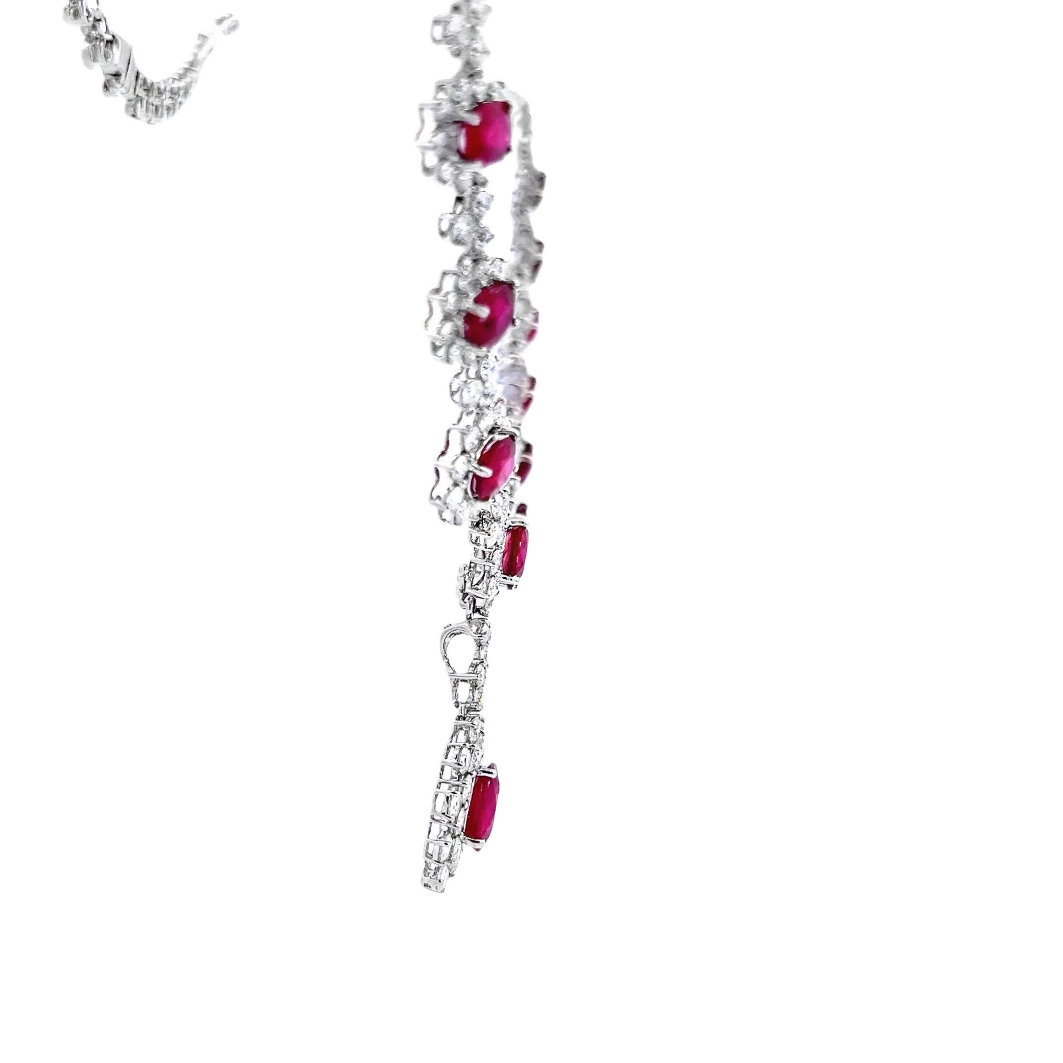 Donna Elegante collana di rubini e diamanti in vendita
