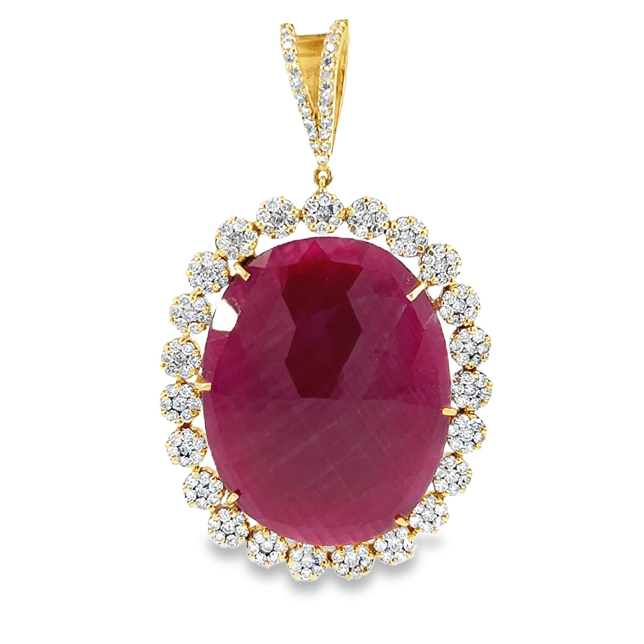 Un massiccio rubino ovale da 54,17 carati si trova al centro di questo magnifico pendente in oro giallo 18 carati, circondato da un'aureola di diamanti scintillanti da 2,88 carati. È ideale per conferire un tocco di lusso a qualsiasi ensemble,