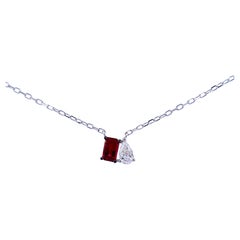 Elegante collana con ciondolo di rubini e diamanti