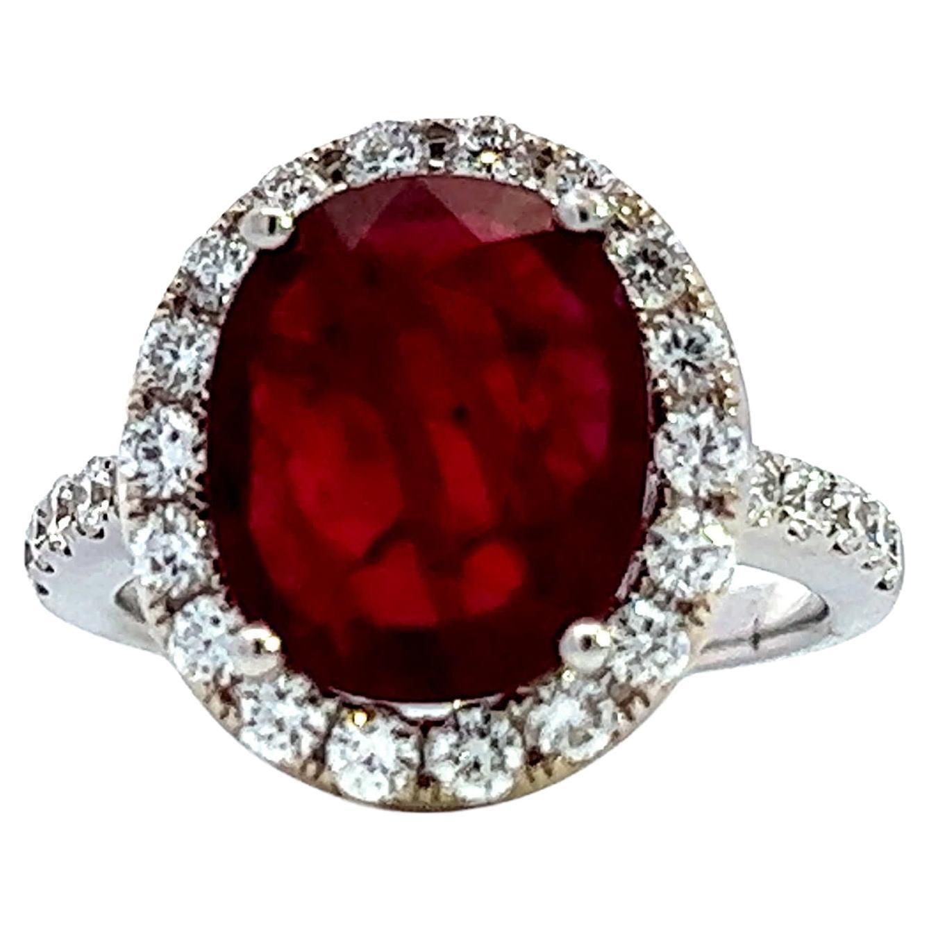 Questo splendido anello presenta un vibrante rubino ovale al centro, circondato da un'aureola di diamanti scintillanti. Il design intricato e la lavorazione di alta qualità lo rendono un pezzo perfetto per ogni occasione. Che tu voglia vestirti per