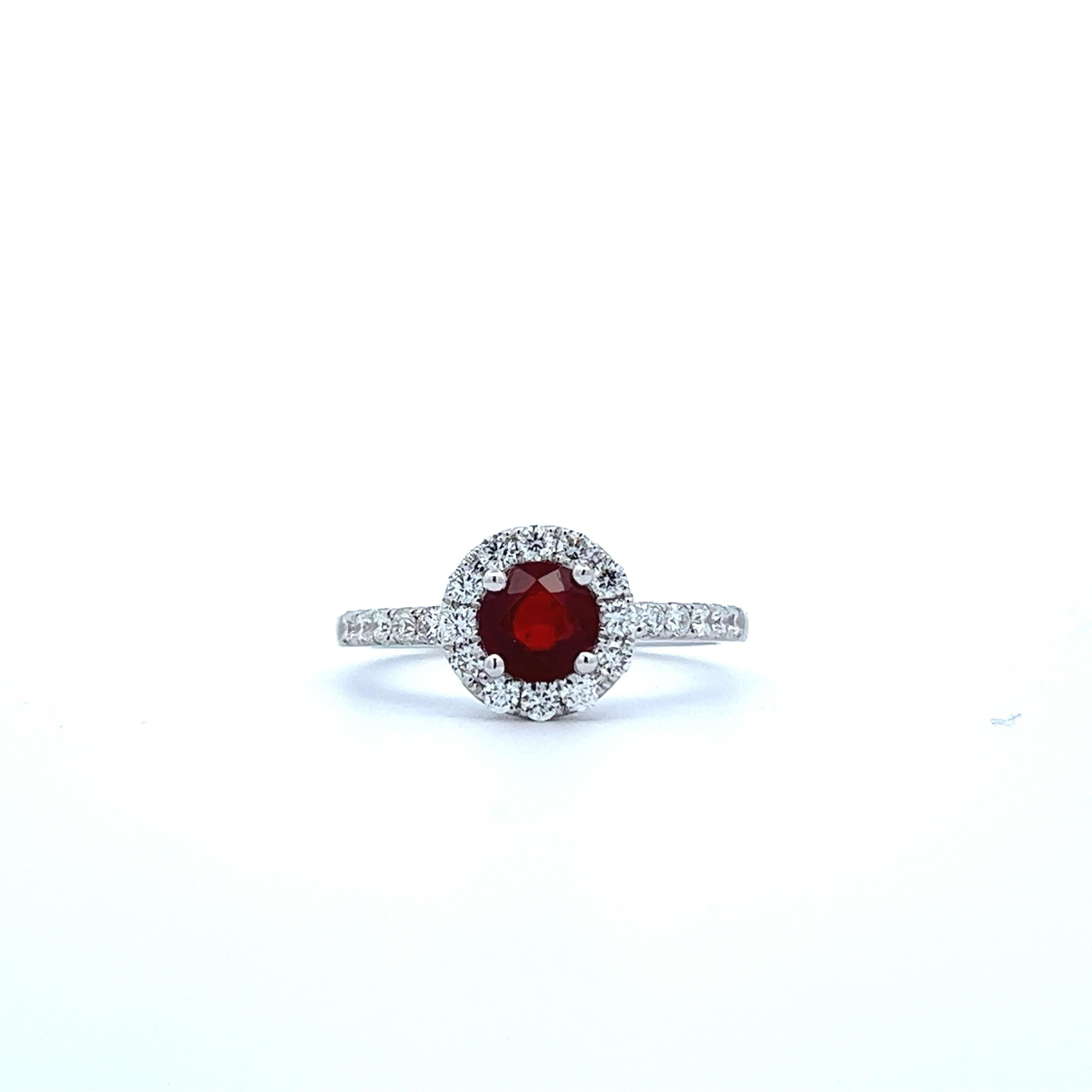 Entdecken Sie die Anziehungskraft dieses atemberaubenden Rings mit Rubin und Diamanten, der Sie in seinen Bann ziehen und beeindrucken wird. Der leuchtend rote Rubin ist von einem Halo aus funkelnden Diamanten umgeben, was einen auffälligen Kontrast