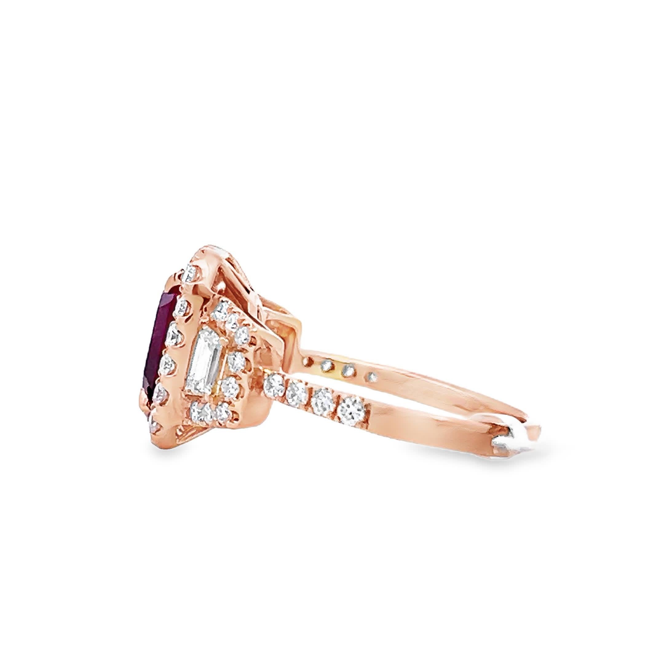 Scopri il fascino di questo splendido anello con rubino e diamanti, progettato per affascinare. La ricca tonalità rossa del rubino centrale è splendidamente completata da diamanti scintillanti, creando un lussuoso pezzo da esposizione. Perfetto per