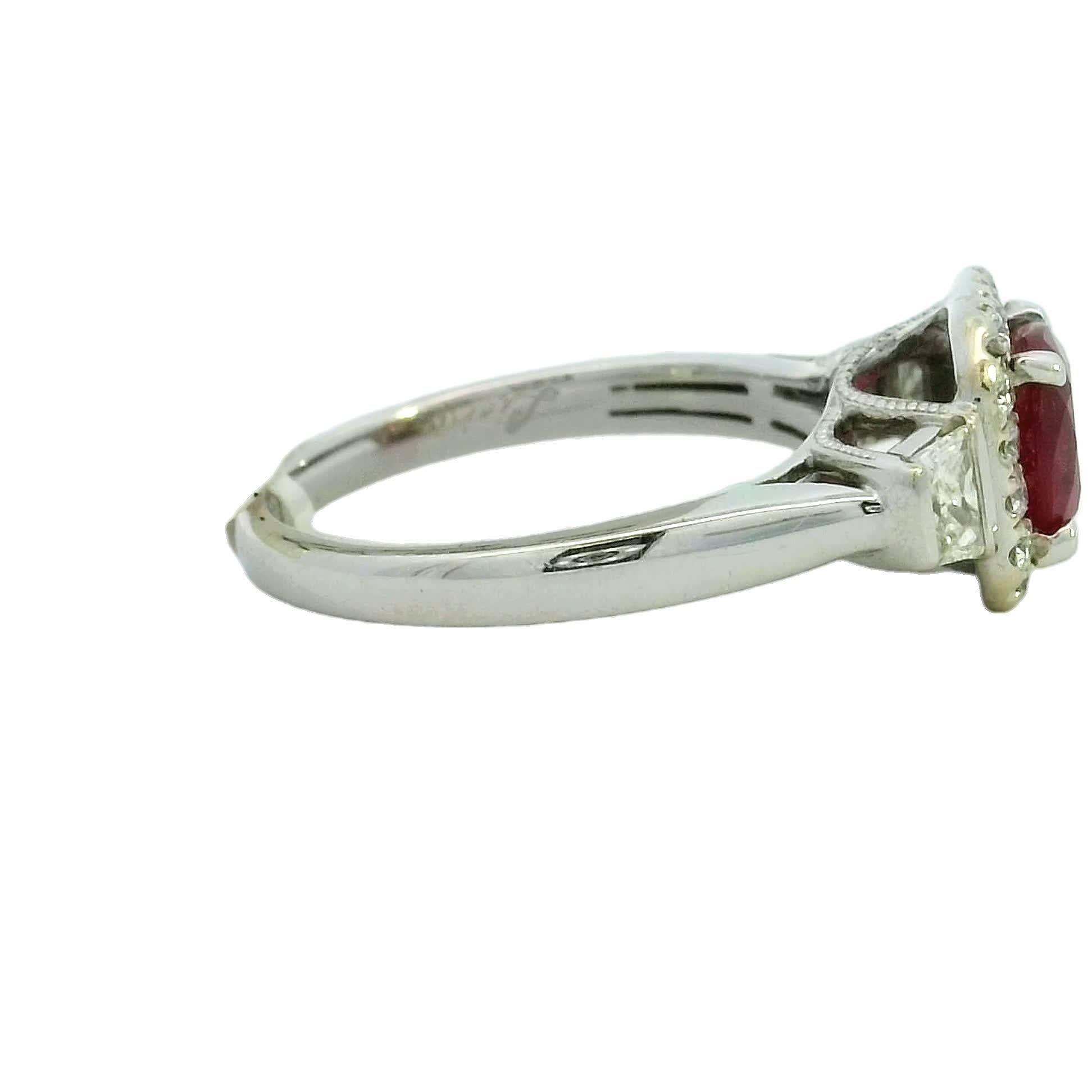 Dieser exquisite Ring zeichnet sich durch einen atemberaubenden Rubin in der Mitte aus, der von einem Halo aus funkelnden Diamanten umgeben ist. Das leuchtende Rot des Rubins wird durch den Glanz der Diamanten, die in ein schlankes, poliertes Band