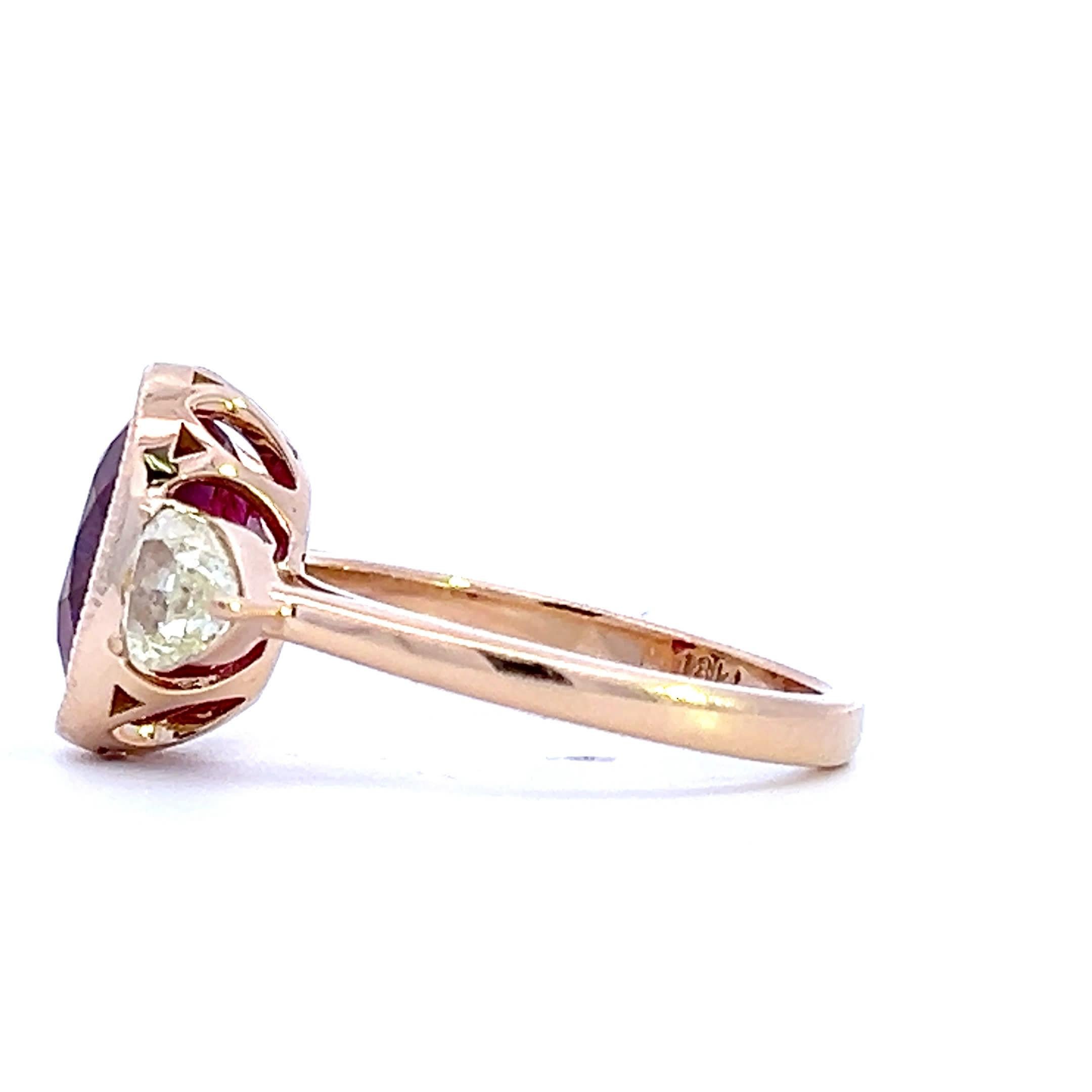 Dieser exquisite Ring zeigt in der Mitte einen atemberaubenden ovalen Rubin, flankiert von zwei funkelnden Diamanten. Der satte rote Farbton des Rubins wird durch den Glanz der Diamanten, die in ein elegantes Goldband eingefasst sind, wunderbar