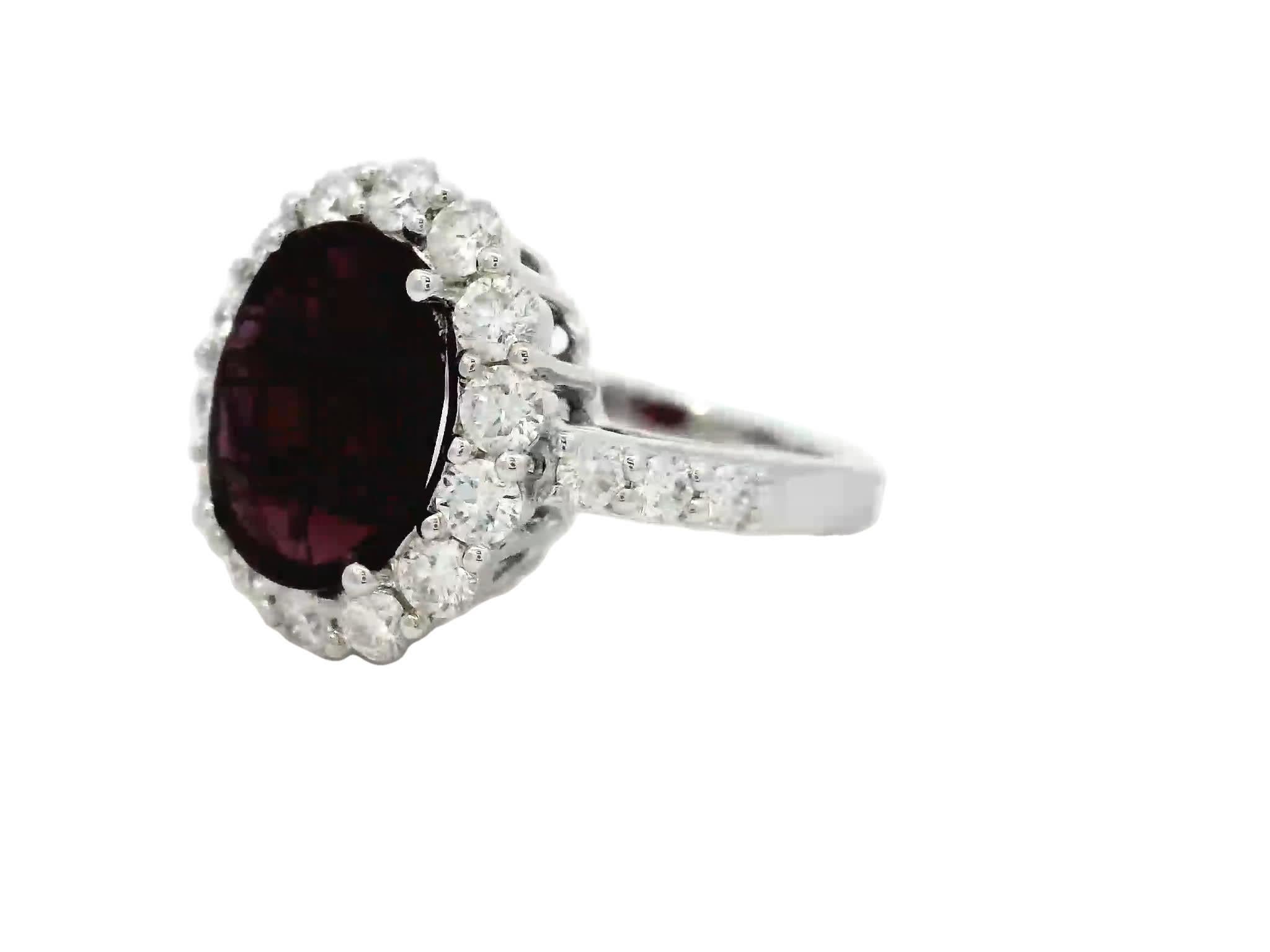 Entdecken Sie die exquisite Schönheit dieses eleganten Rubin- und Diamantrings. Der atemberaubende ovale Rubin ist von einem Halo aus funkelnden Diamanten umgeben, der einen fesselnden Kontrast bildet und die Blicke auf sich zieht. Perfekt für