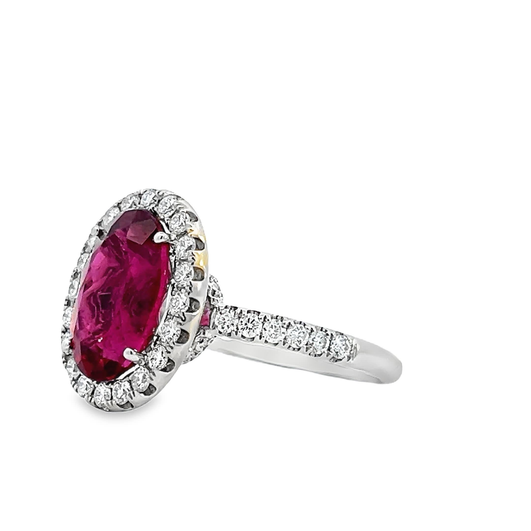 Elegante anello con rubino e diamanti In condizioni Nuovo in vendita a Great Neck Plaza, NY