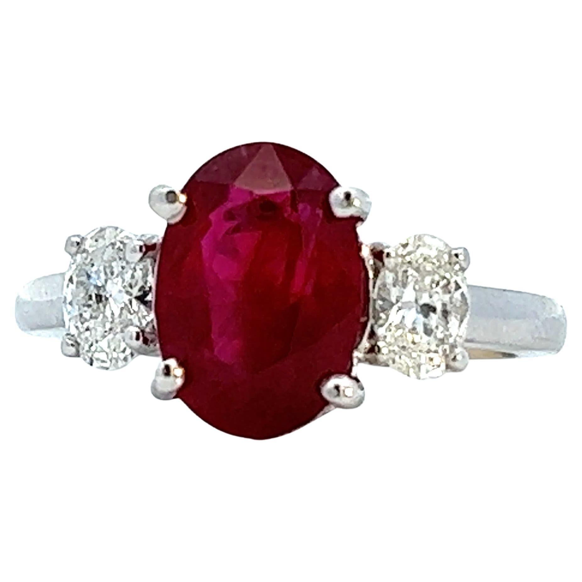 Ring mit elegantem Rubin und Diamant
