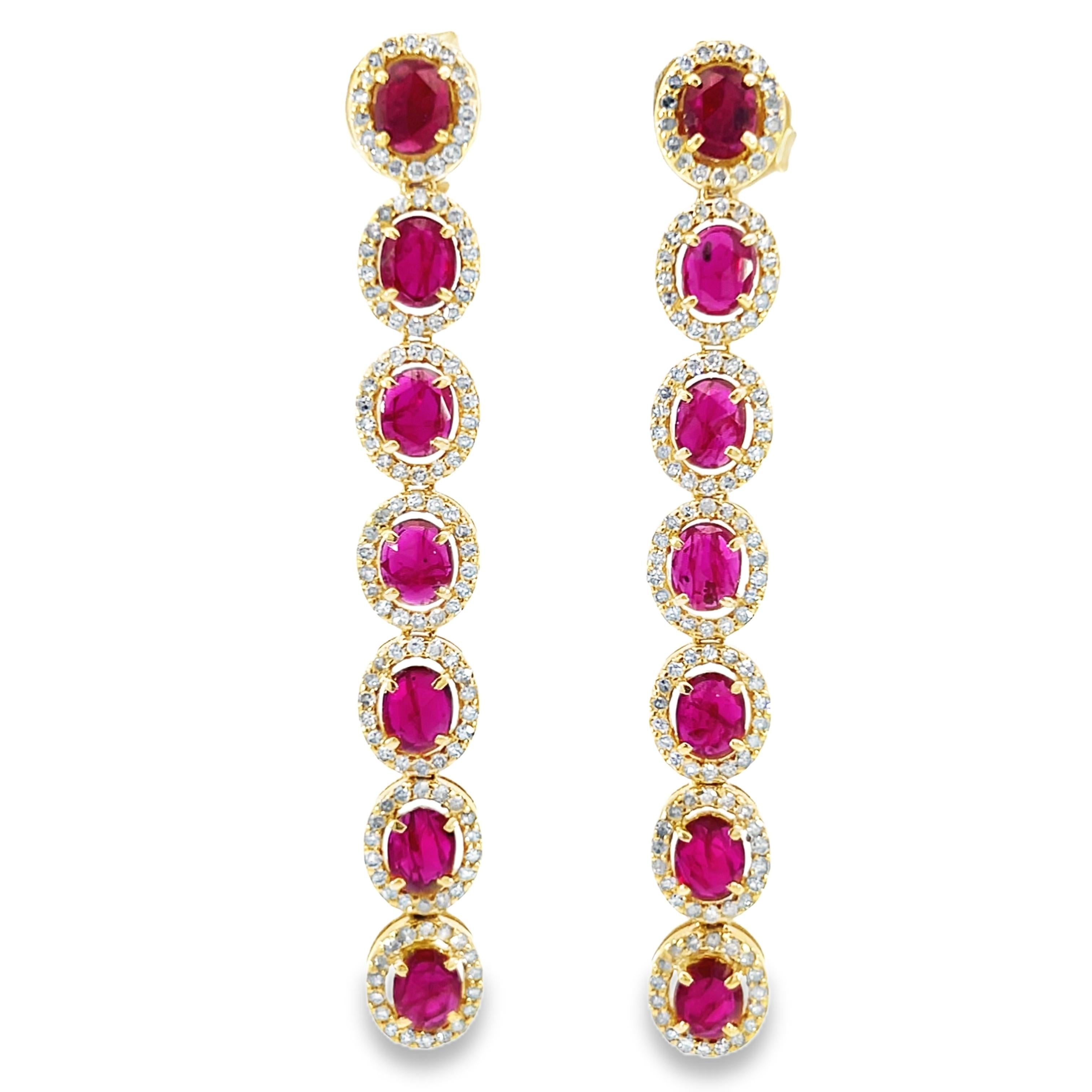 Questi splendidi orecchini a goccia con rubino da 4,56 carati e diamante da 1,47 carati sono un mix perfetto di eleganza e raffinatezza. Questi rubini di forma ovale sono splendidamente circondati da diamanti. Realizzati con una squisita attenzione