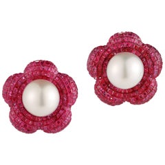 Boucles d'oreilles élégantes en or blanc 18 carats avec rubis et perles des mers du Sud