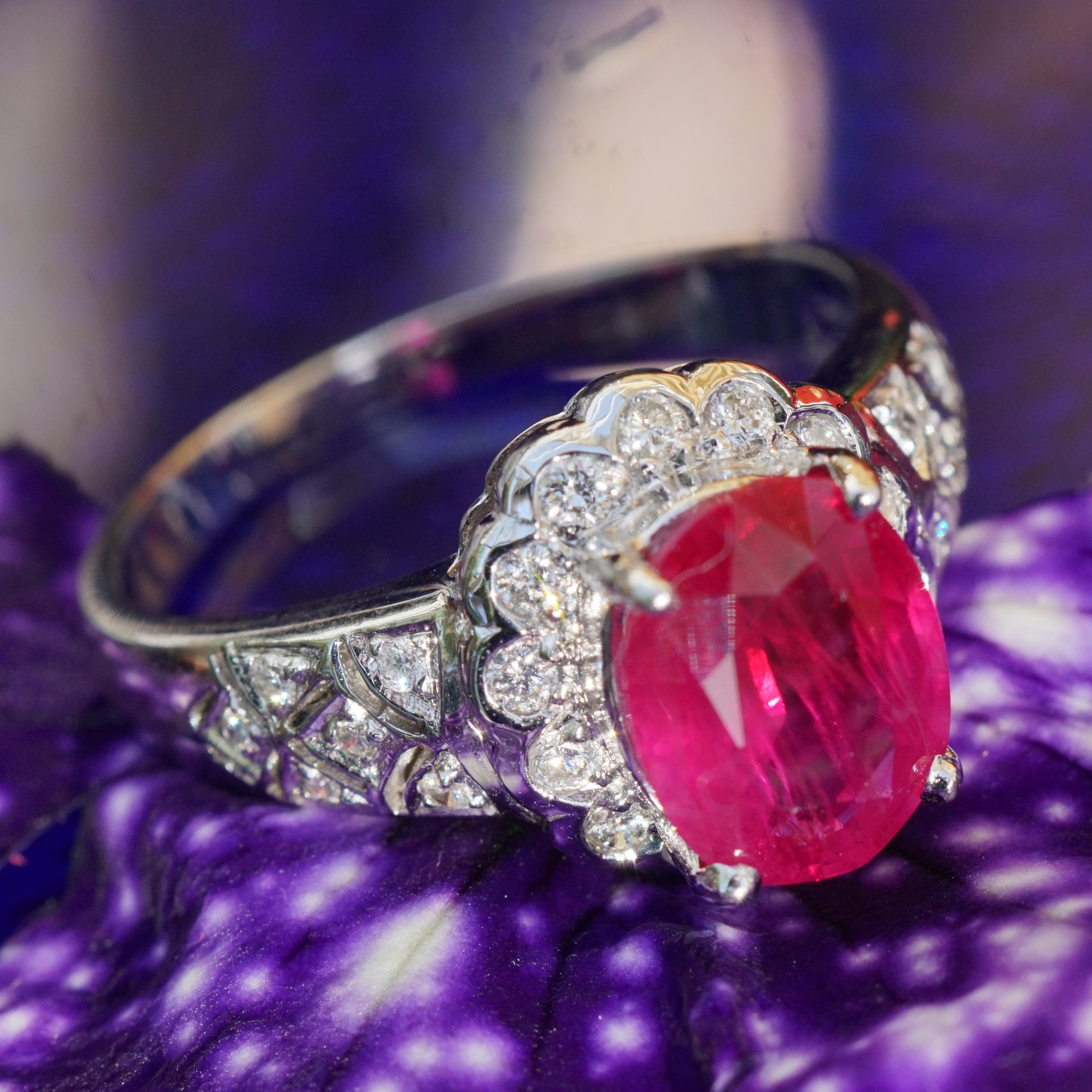 Elegant ring with ruby ​​and brilliant-cut diamonds, made of 750 white gold, an oval-faceted ruby ​​approx. 1.60 carat (heated), rightful color, red pinkish, full-cut diamonds total approx. 0.25 carat W-TCR /SI, from private, very good condition,