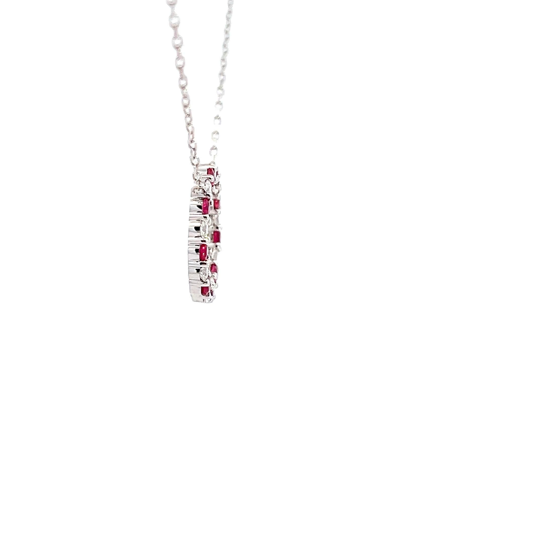 Questo squisito ciondolo presenta un delicato cerchio ornato da vibranti rubini e scintillanti diamanti. Il design elegante è perfetto per aggiungere un tocco di raffinatezza a qualsiasi outfit, rendendolo una scelta ideale sia per l'abbigliamento