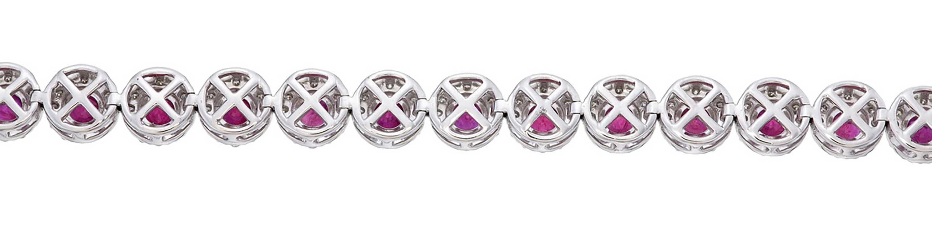 Elegantes Rubin- und Diamant-Halo-Tennisarmband aus Weißgold (Rundschliff) im Angebot