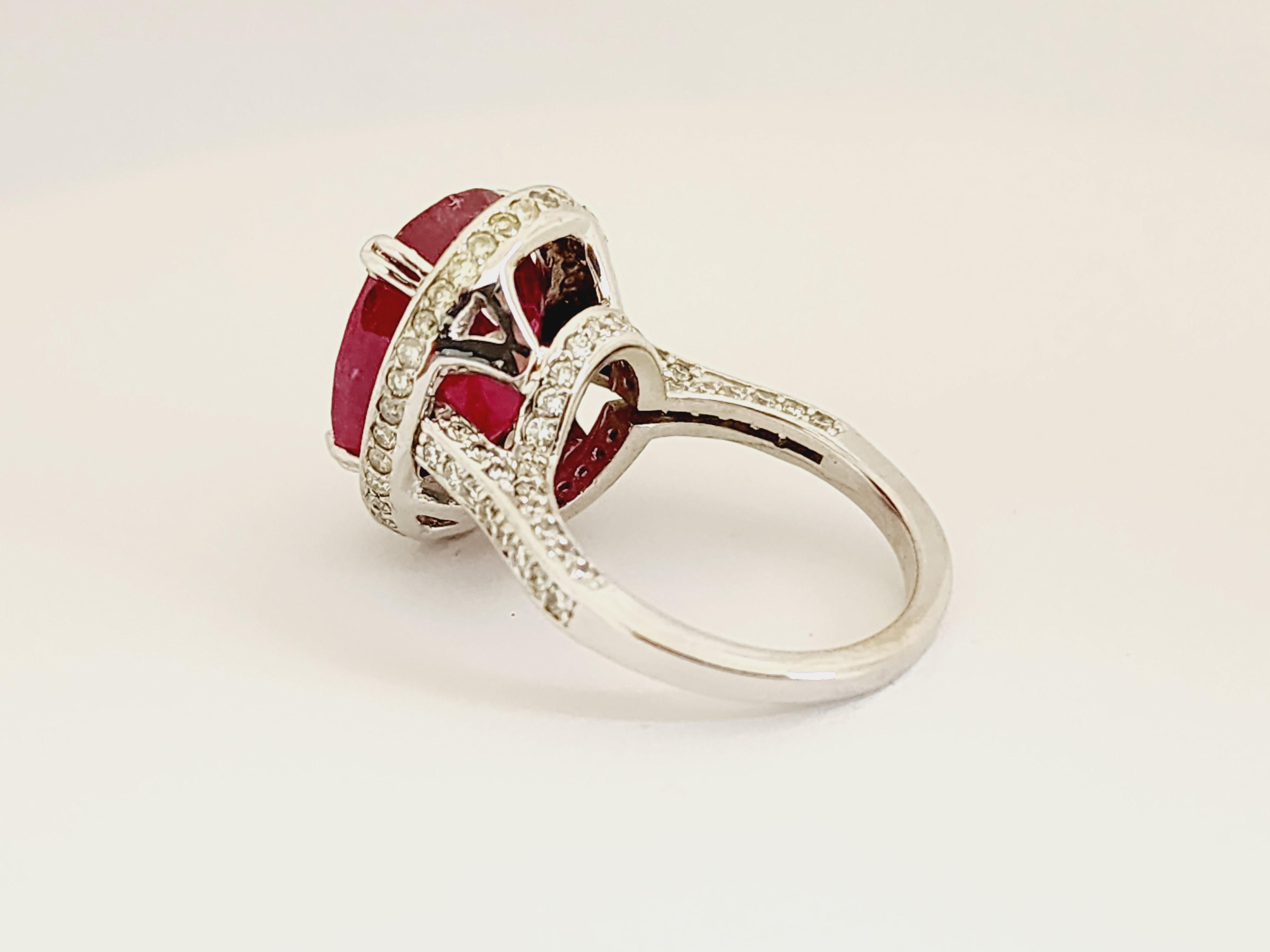 13,82 Karat Eleganter Rubin-Diamant-Ring 14 Karat Weißgold im Angebot 3