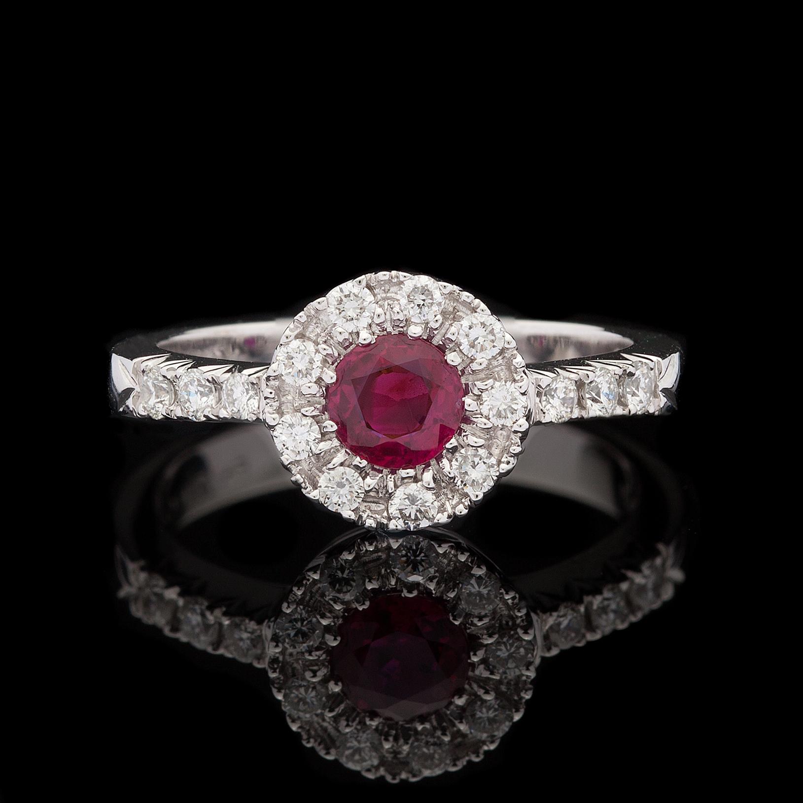Moderne Élégante bague en rubis et diamants en vente