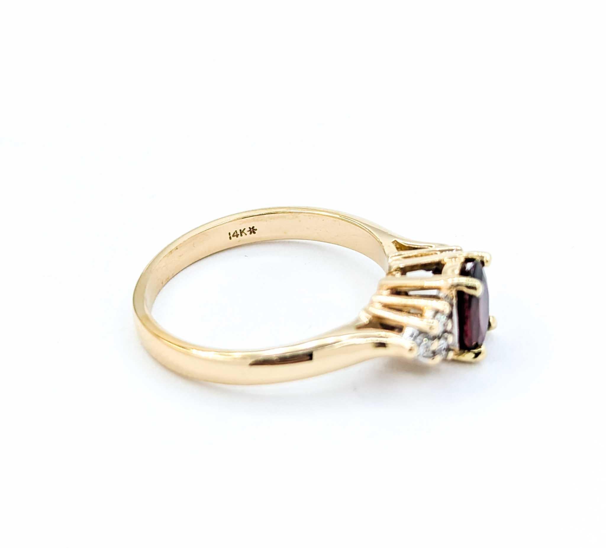 Bague élégante en or jaune 14k avec rubis et diamants en vente 4