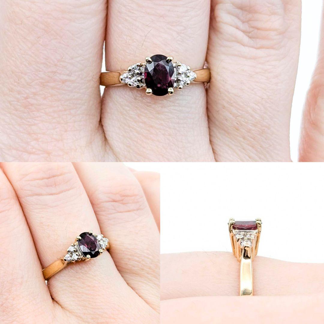 Bague élégante en or jaune 14k avec rubis et diamants
Voici une magnifique bague en or jaune 14k ornée d'un rubis. Cette magnifique pièce comprend un diamant de 0,06ctw d'une teinte blanche presque incolore et d'une pureté SI, ainsi qu'un rubis de