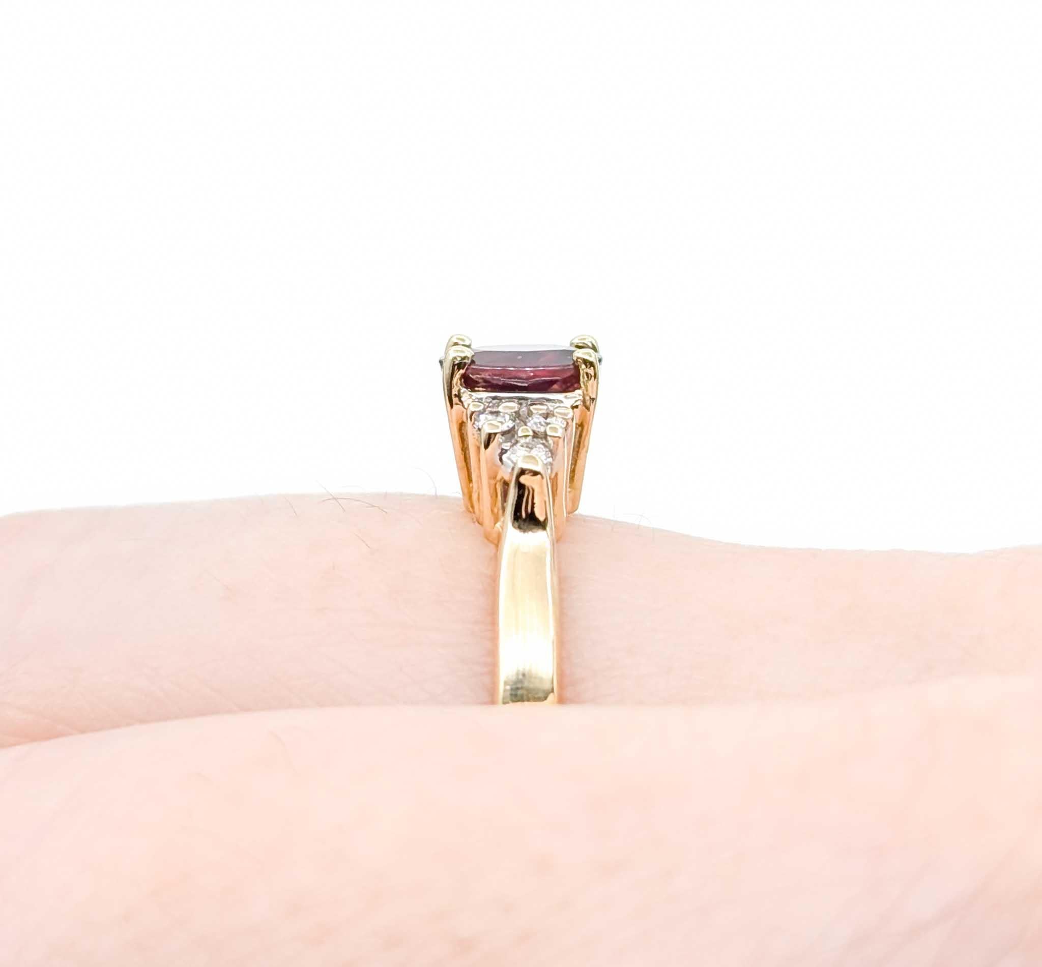 Contemporain Bague élégante en or jaune 14k avec rubis et diamants en vente