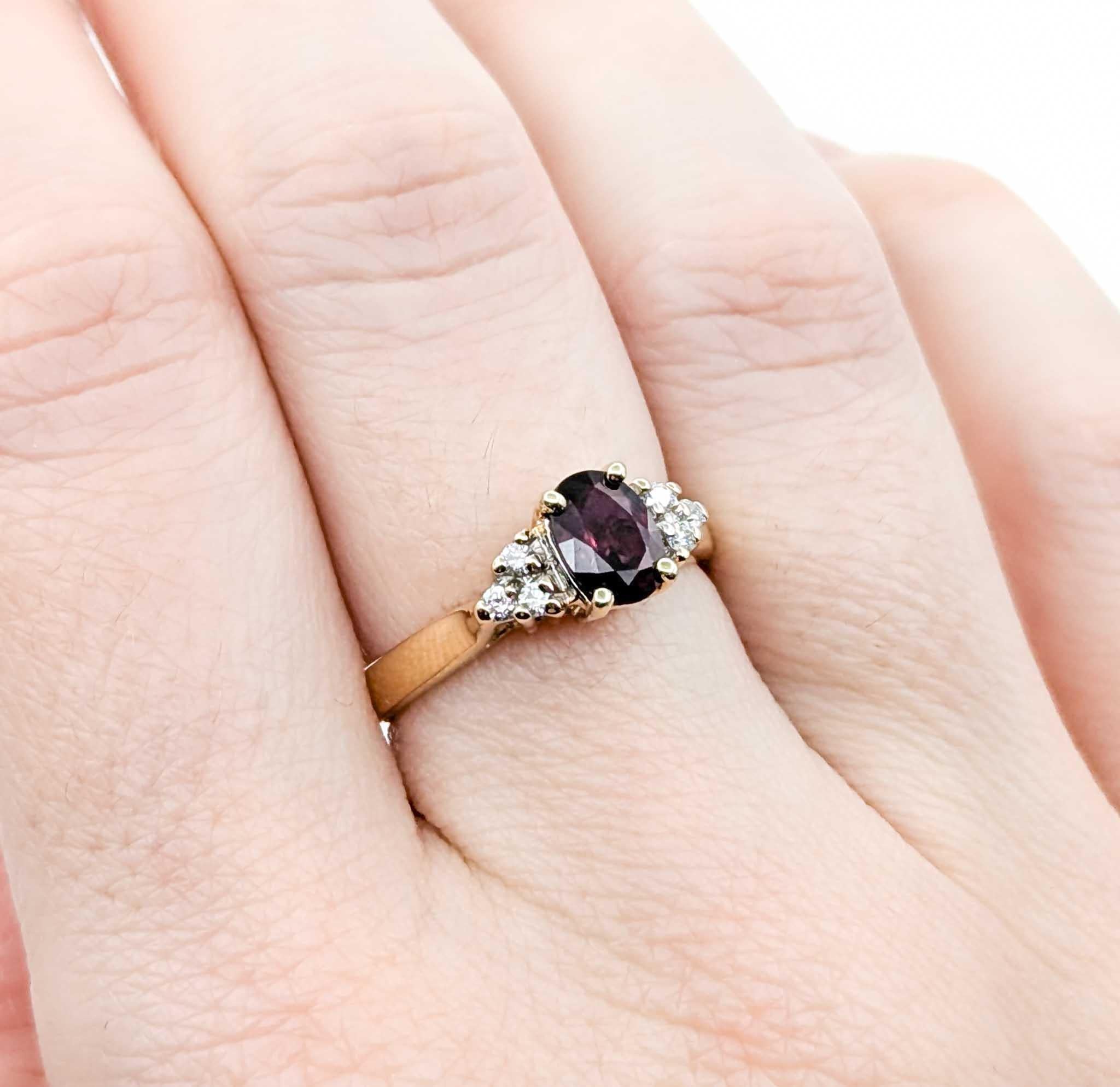 Taille ovale Bague élégante en or jaune 14k avec rubis et diamants en vente