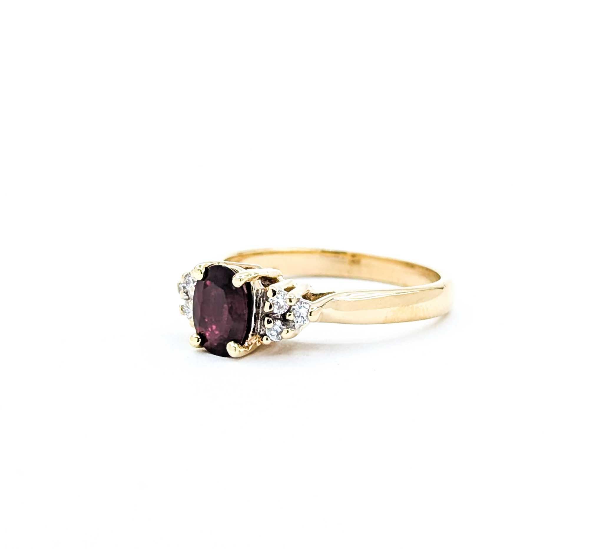 Bague élégante en or jaune 14k avec rubis et diamants Pour femmes en vente
