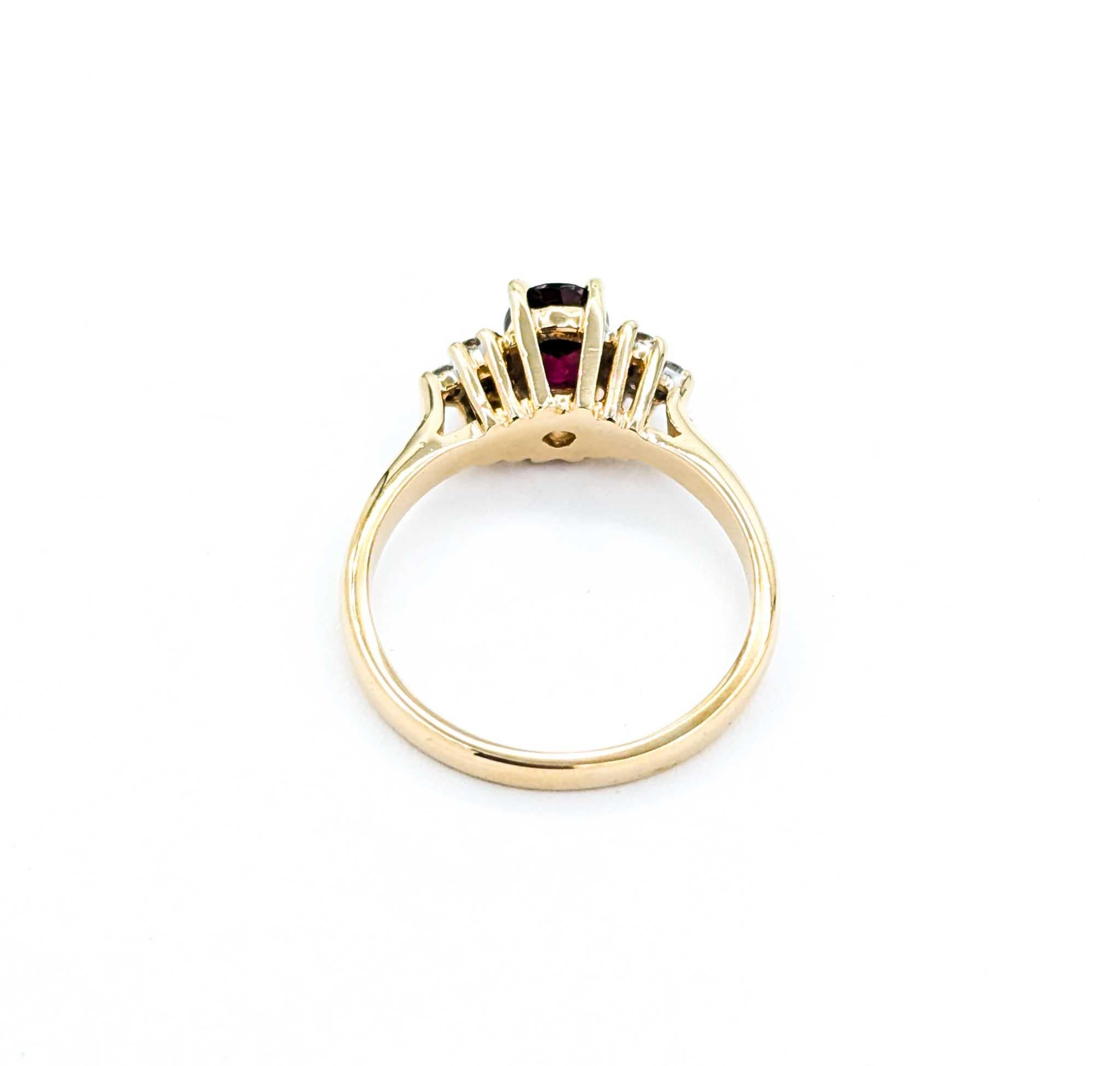 Bague élégante en or jaune 14k avec rubis et diamants en vente 1