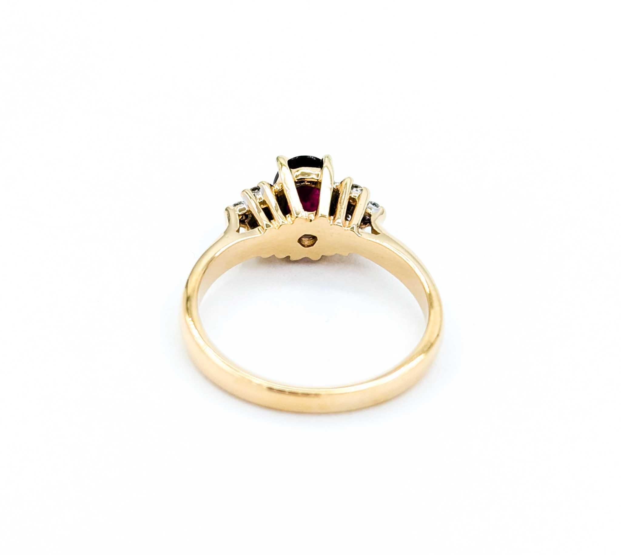 Bague élégante en or jaune 14k avec rubis et diamants en vente 2