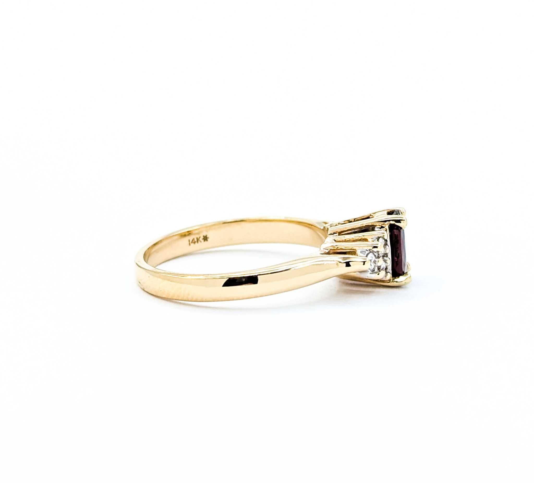 Bague élégante en or jaune 14k avec rubis et diamants en vente 3