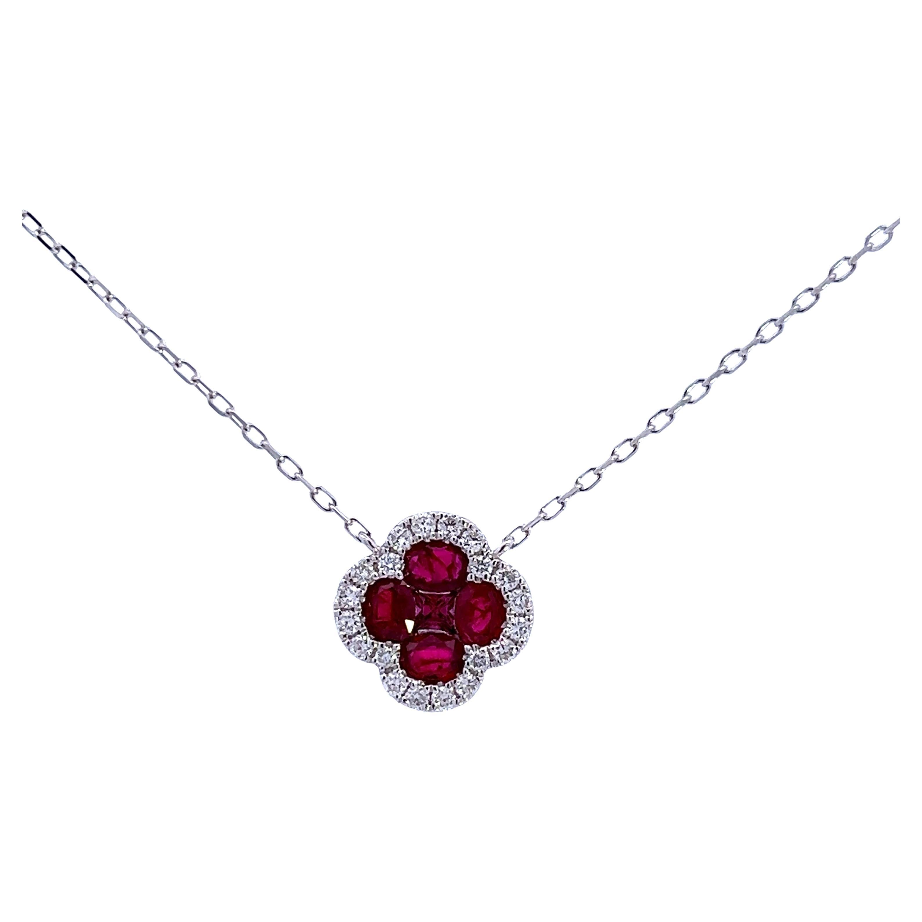 Elegante collana con ciondolo a forma di fiore di rubino