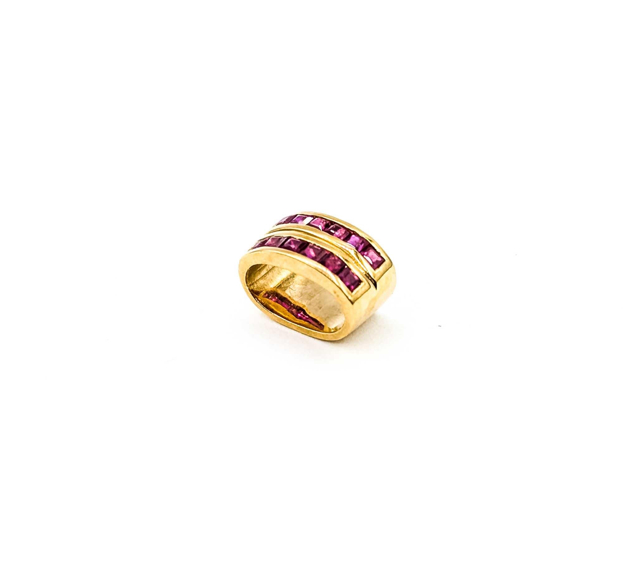 Questo elegante ciondolo è realizzato in ricco oro giallo 18 carati e incastonato con un totale di .36 carati di vibranti rubini. Il design presenta due file di rubini a taglio quadrato disposti in un'elegante incastonatura a canale, offrendo un