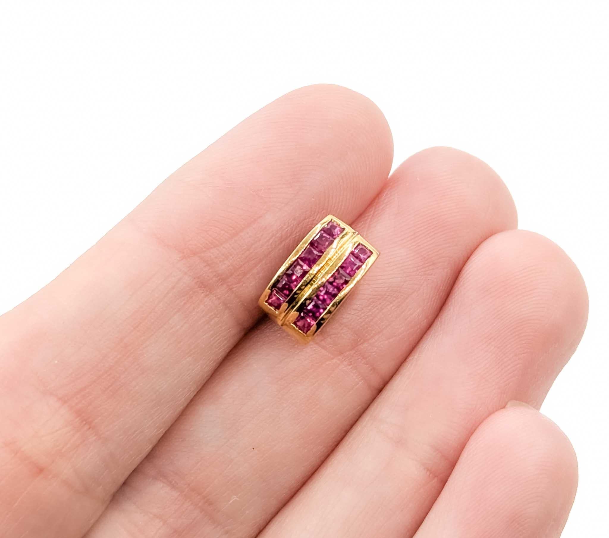 Taglio princess Elegante ciondolo con rubino in oro giallo 18 carati in vendita