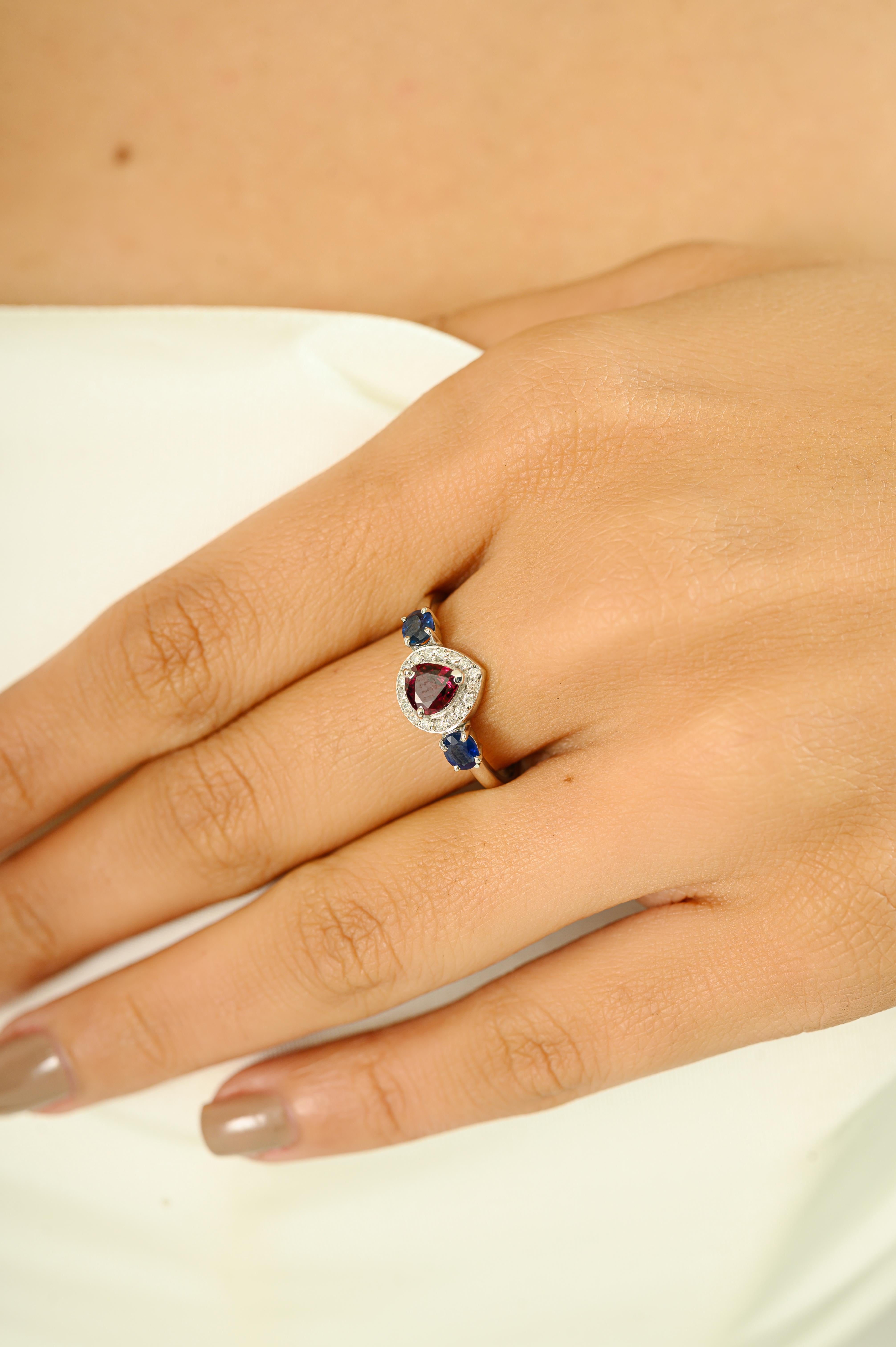 in vendita:  Eleganza del rubino e dello zaffiro con anello a tre pietre con diamante a raggiera in oro bianco 14K 2