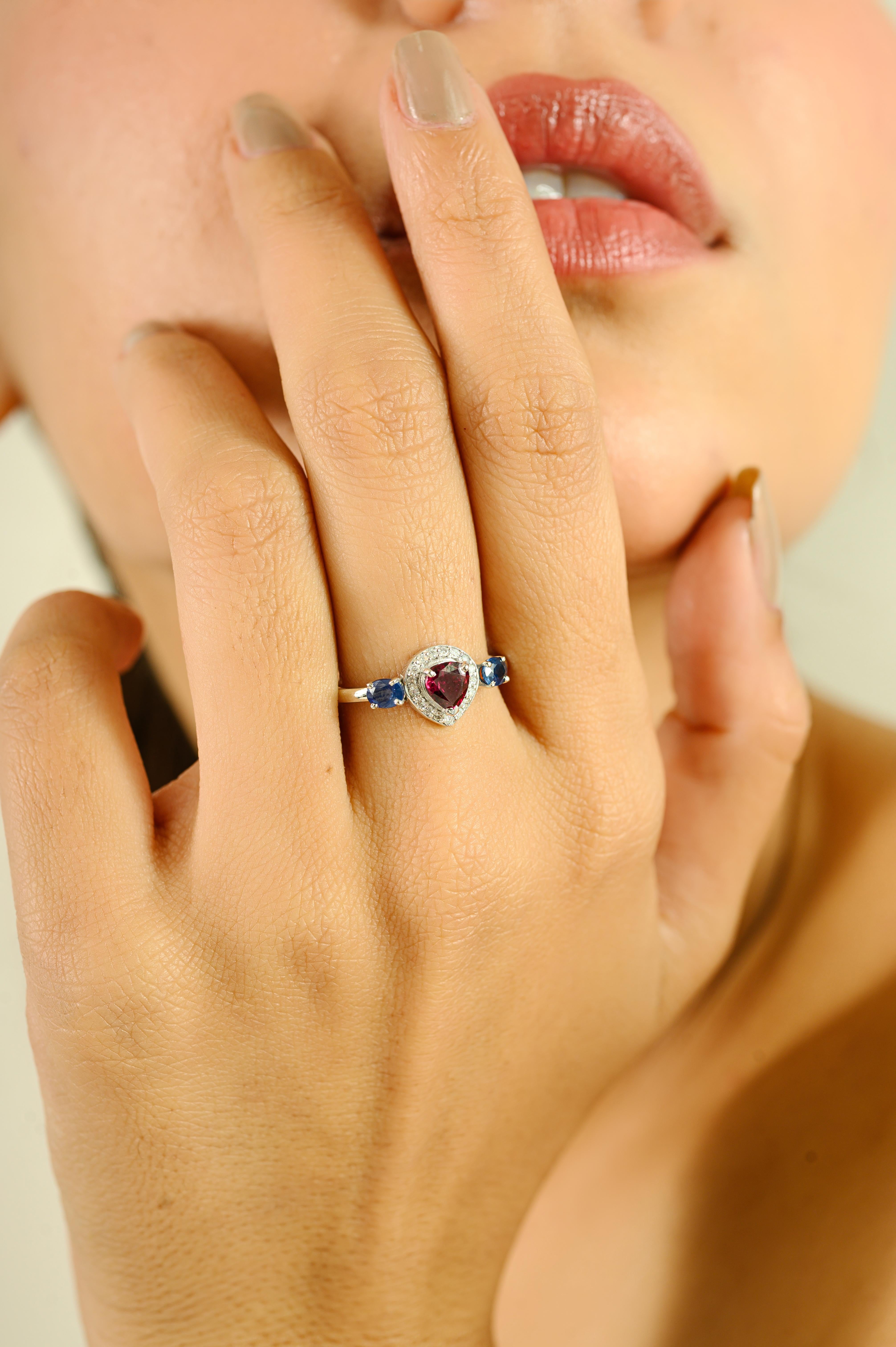 in vendita:  Eleganza del rubino e dello zaffiro con anello a tre pietre con diamante a raggiera in oro bianco 14K 4