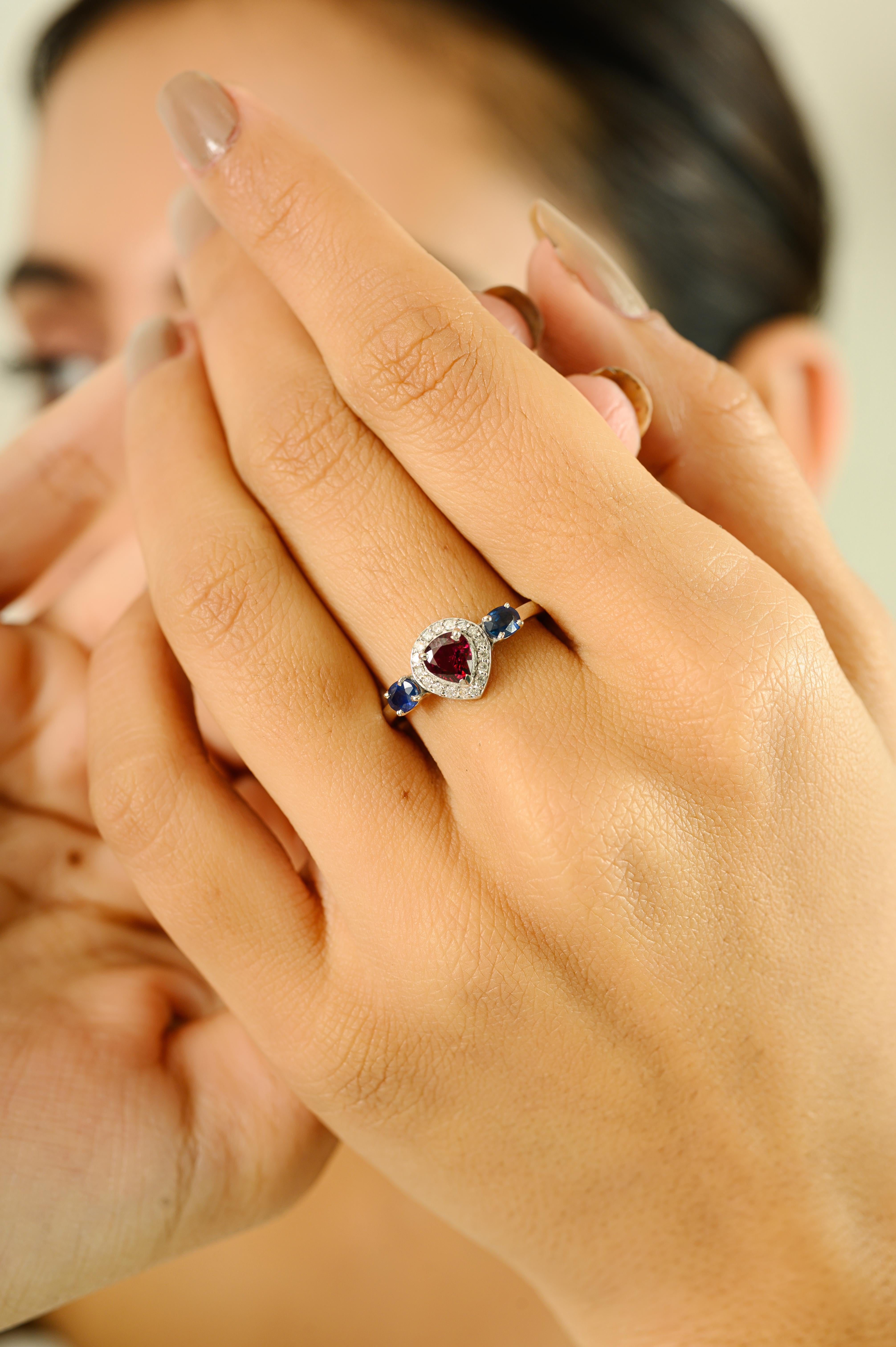 in vendita:  Eleganza del rubino e dello zaffiro con anello a tre pietre con diamante a raggiera in oro bianco 14K 6