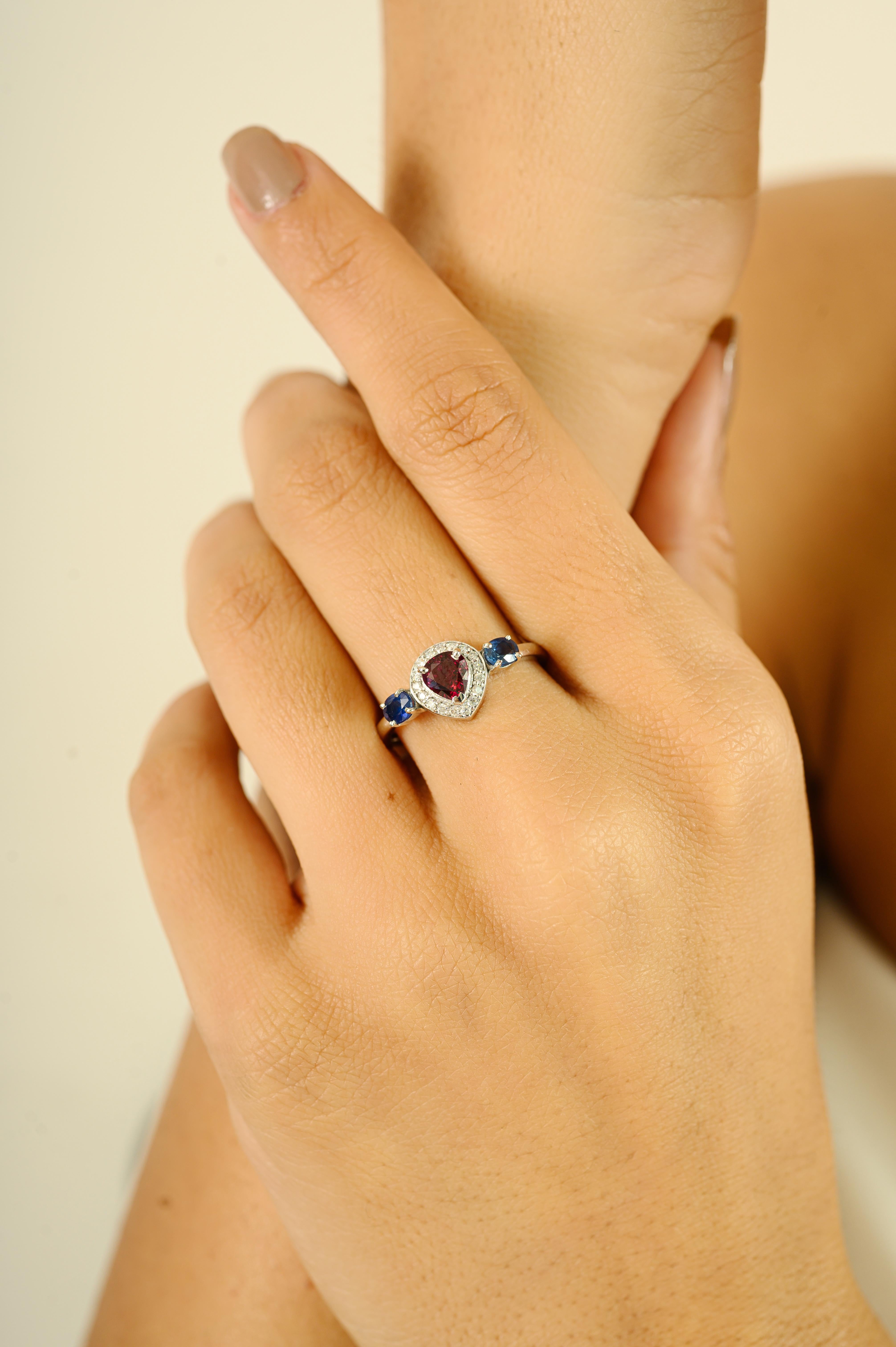 in vendita:  Eleganza del rubino e dello zaffiro con anello a tre pietre con diamante a raggiera in oro bianco 14K 8