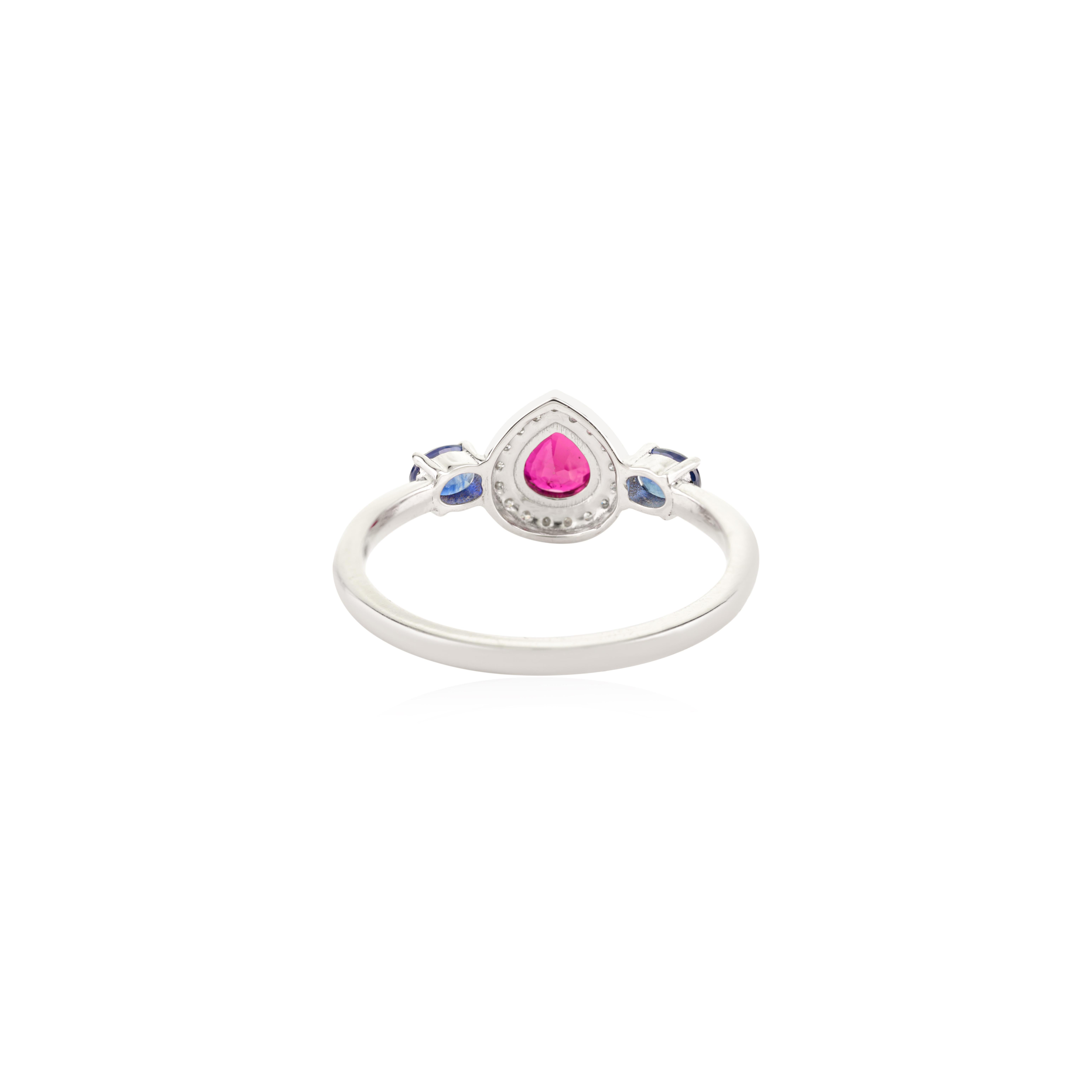 in vendita:  Eleganza del rubino e dello zaffiro con anello a tre pietre con diamante a raggiera in oro bianco 14K 9