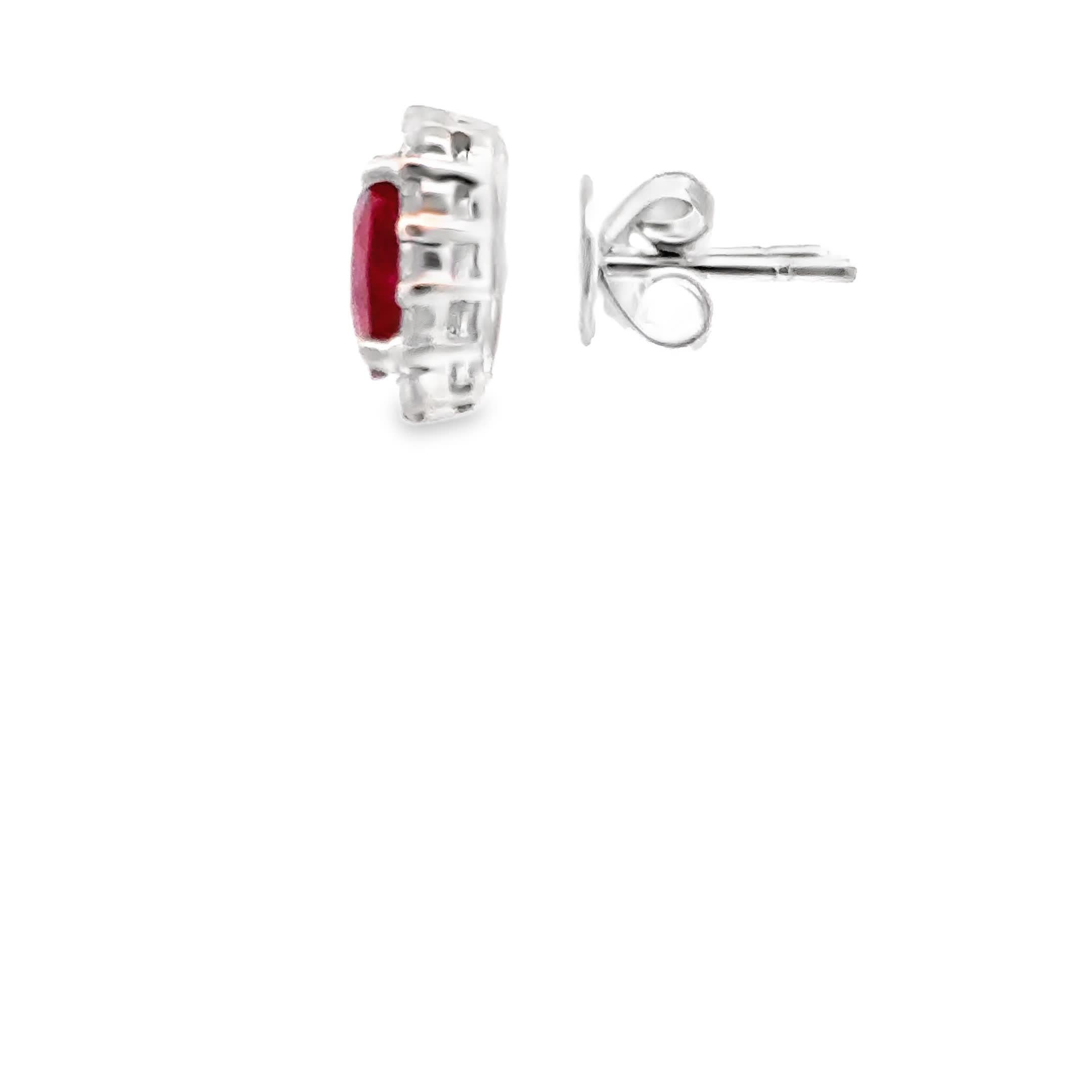 Questi squisiti orecchini con rubino sono un mix perfetto di eleganza e raffinatezza. Ogni orecchino presenta un vibrante rubino rosso, circondato da un'aureola di diamanti scintillanti, creando un pezzo senza tempo che aggiunge un tocco di lusso a