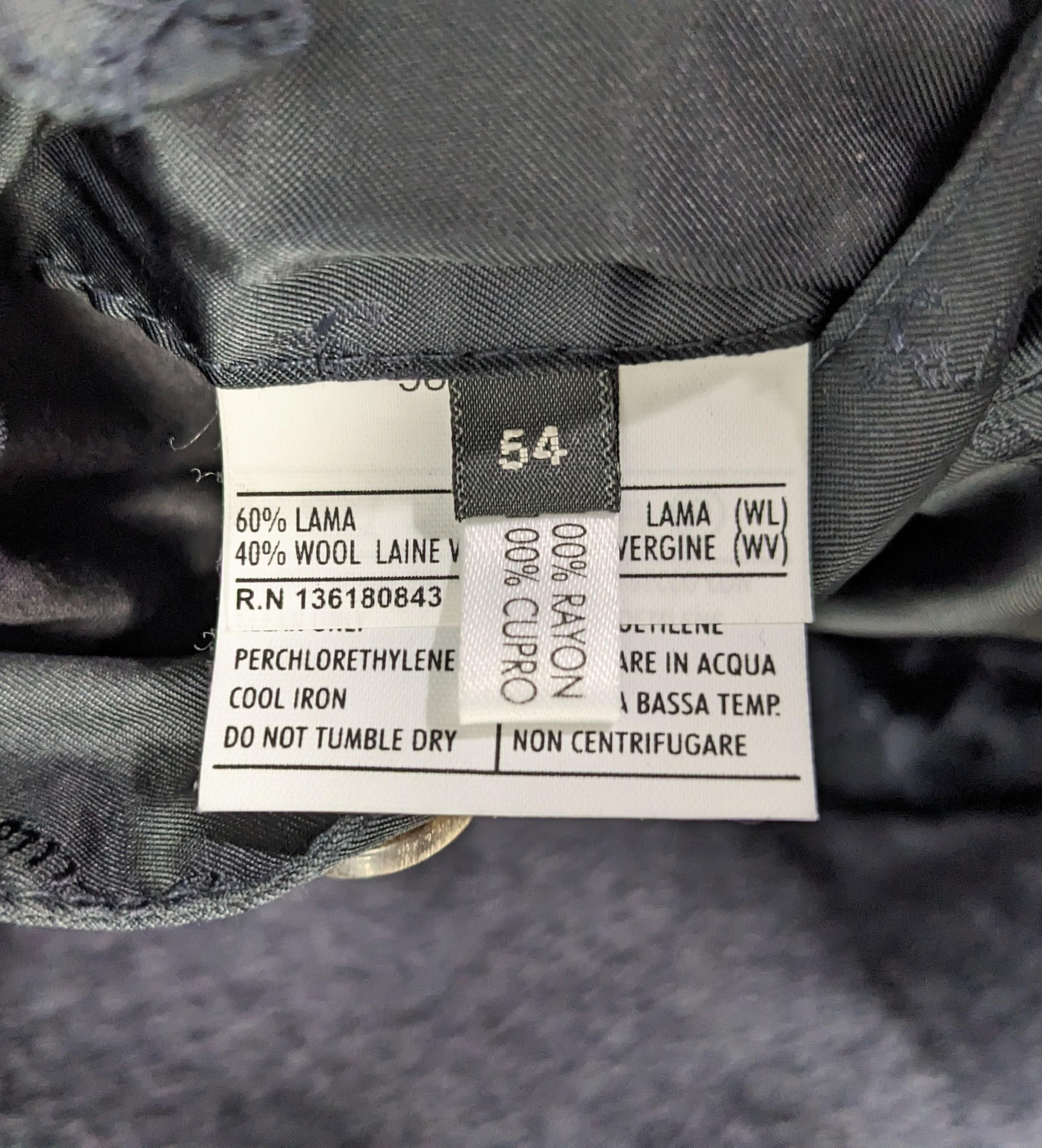 Eleganza di Salvatore Ferragamo: cappotto di lana di lama in felpa in vendita 10