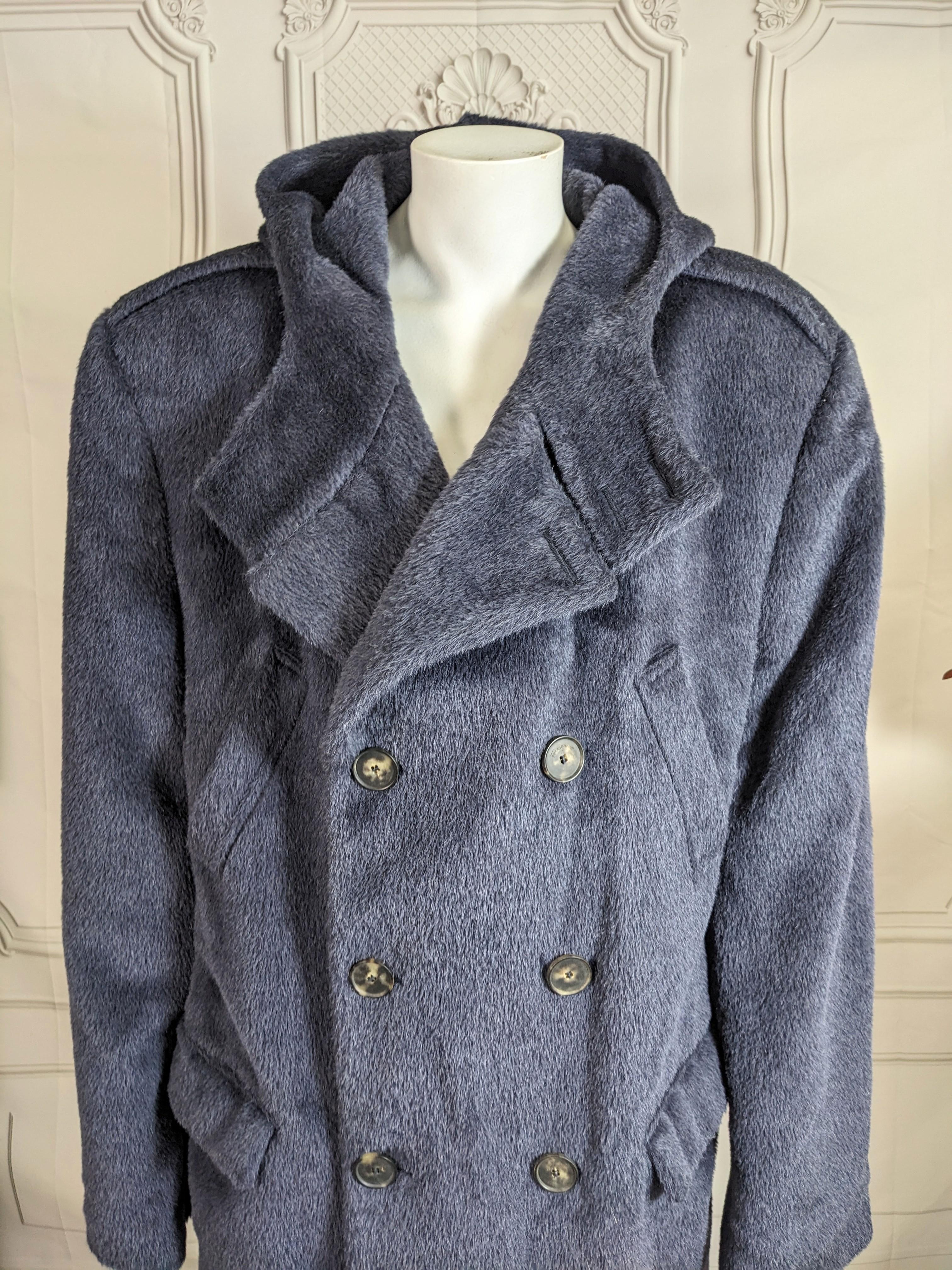 Elegante e intramontabile cappotto in lana di lama di Salvatore Ferragamo degli anni 2000. Un fantastico tessuto stile orsacchiotto in un morbidissimo (e insolito) misto lama (60%) e lana (40%). Doppio petto con bottoni di Horn e cappuccio completo.