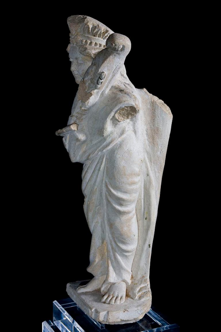 Elegante elegante Sandstein-Skulptur einer Apsara, die Sitar spielt, 18. Jahrhundert, Indien im Zustand „Gut“ im Angebot in San Pedro Garza Garcia, Nuevo Leon