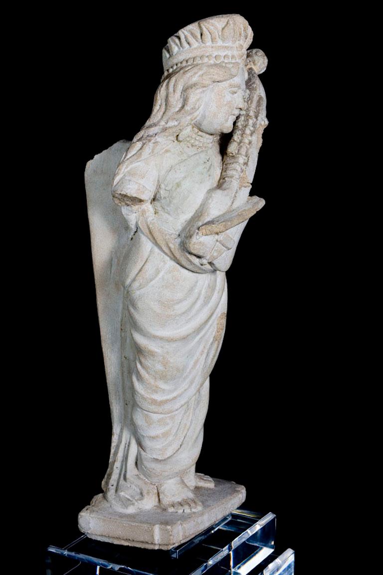 Elegante elegante Sandstein-Skulptur einer Apsara, die Sitar spielt, 18. Jahrhundert, Indien im Angebot 1