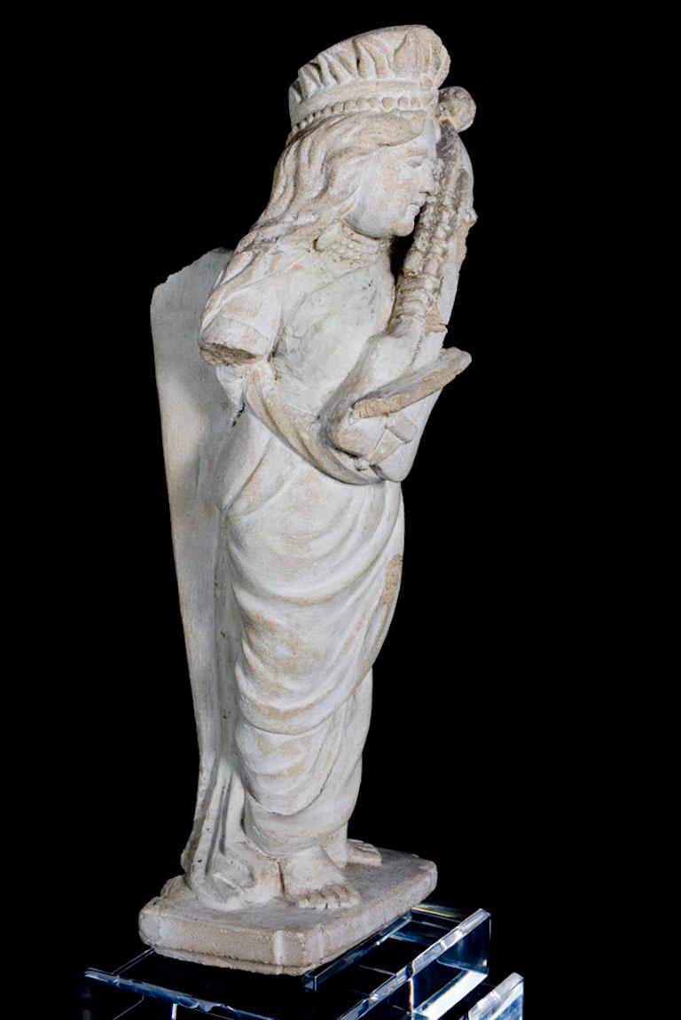 Elegant Sandstone Sculpture of Apsara Playing Sitar, 18th Century, India In Good Condition For Sale In San Pedro Garza Garcia, Nuevo Leon