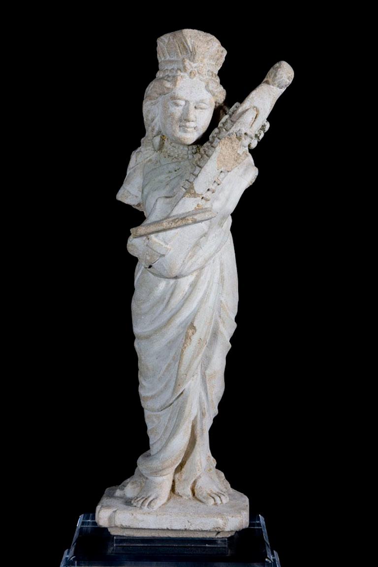 Élégante sculpture en grès d'Abraham jouant au sable, 18ème siècle, Inde en vente 3