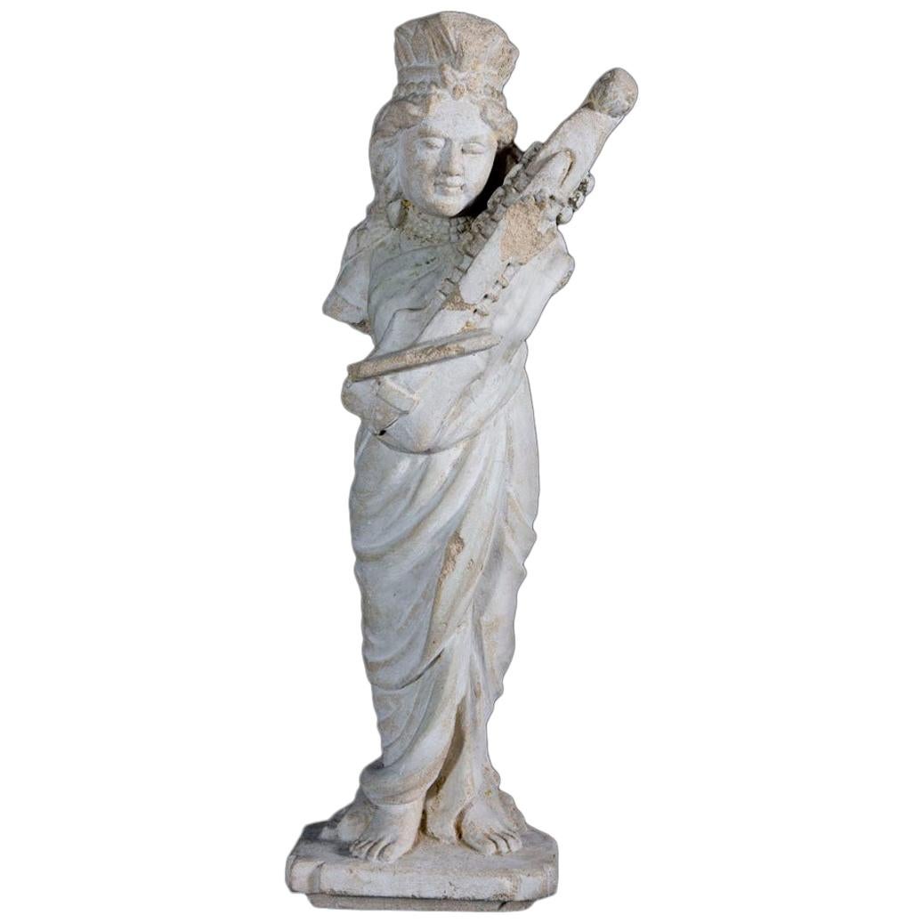 Elegante elegante Sandstein-Skulptur einer Apsara, die Sitar spielt, 18. Jahrhundert, Indien im Angebot
