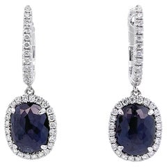Clous d'oreilles élégants halo de saphirs et de diamants en or blanc 14 carats