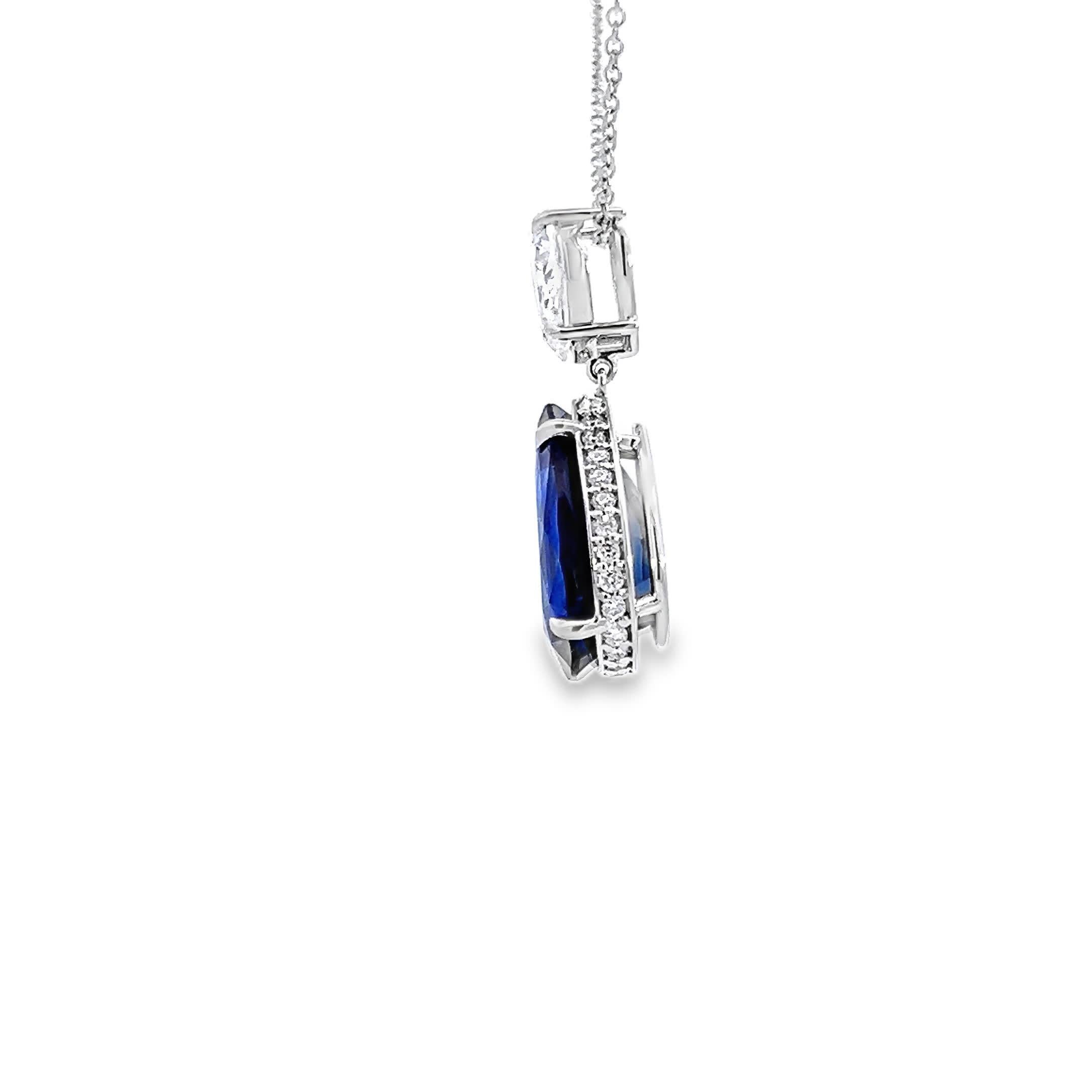 Ce superbe pendentif présente un saphir captivant en forme de goutte d'eau, complété par un diamant étincelant. La riche teinte bleue du saphir respire l'élégance, ce qui en fait un accessoire parfait pour toute occasion spéciale. Réalisée avec