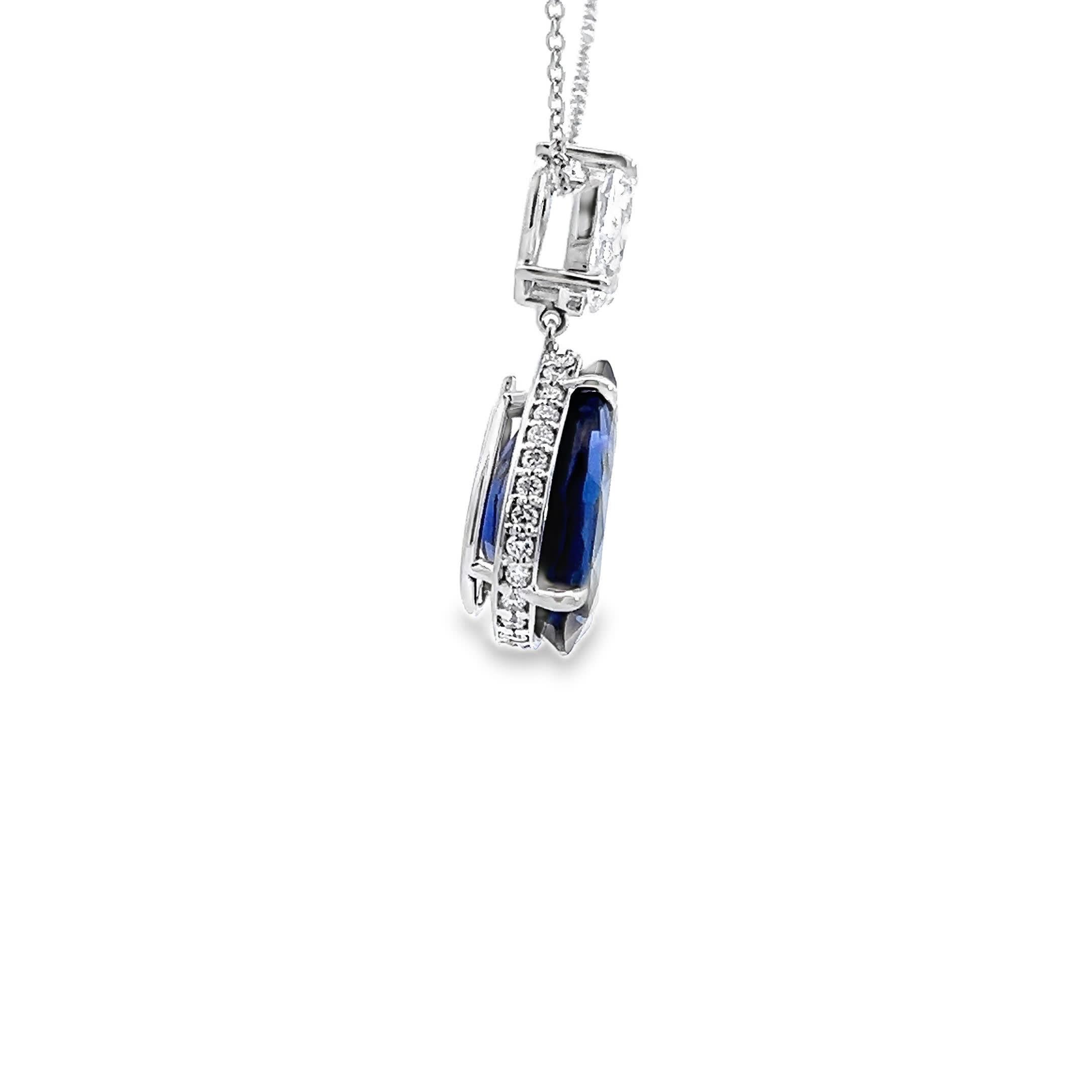 Pendentif élégant en saphir et diamant Pour femmes en vente