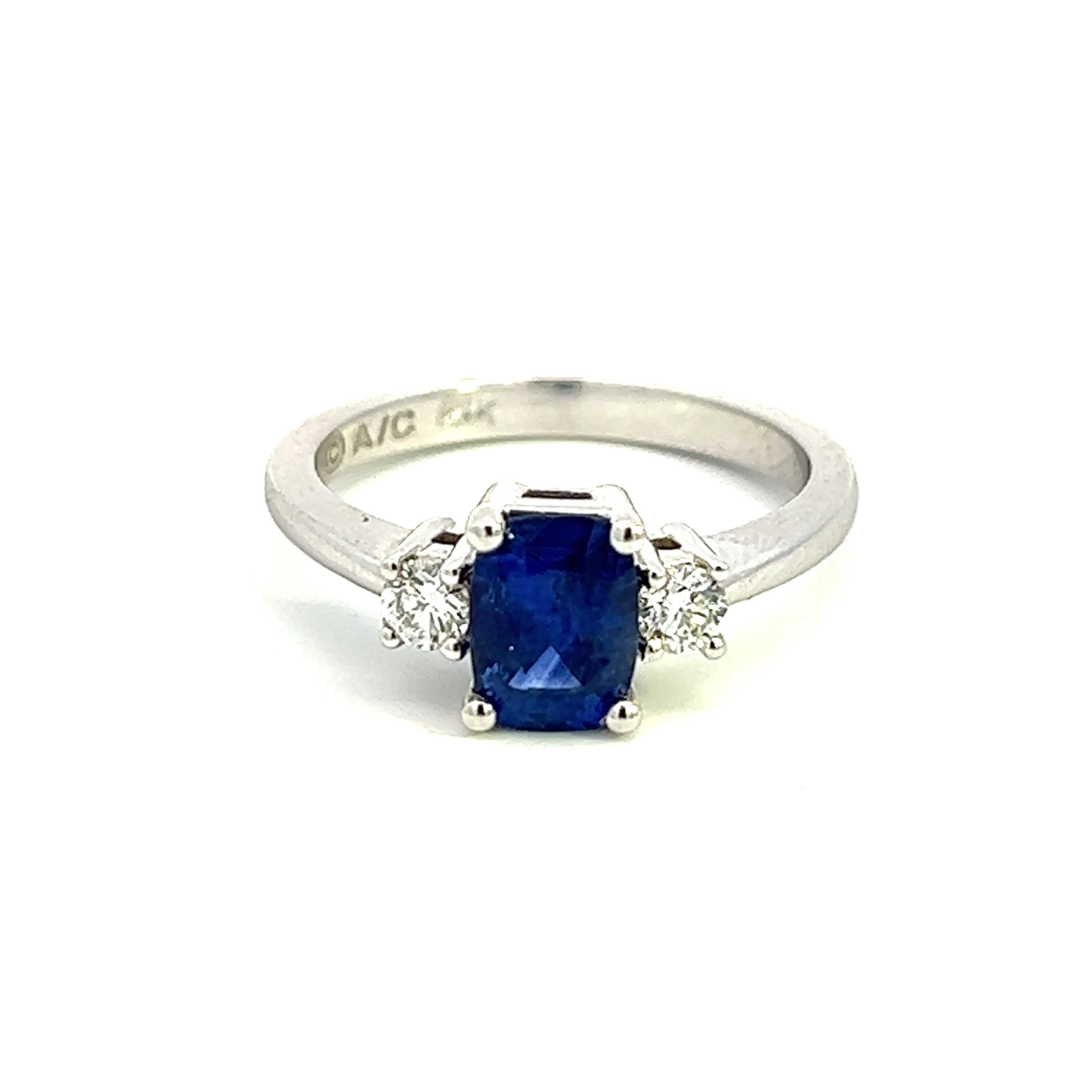 Entdecken Sie die Faszination dieses atemberaubenden Rings mit Saphiren und Diamanten, der Sie in seinen Bann ziehen wird. Der tiefblaue Saphir wird elegant von funkelnden Diamanten umrahmt, die ein perfektes Gleichgewicht von Farbe und Brillanz