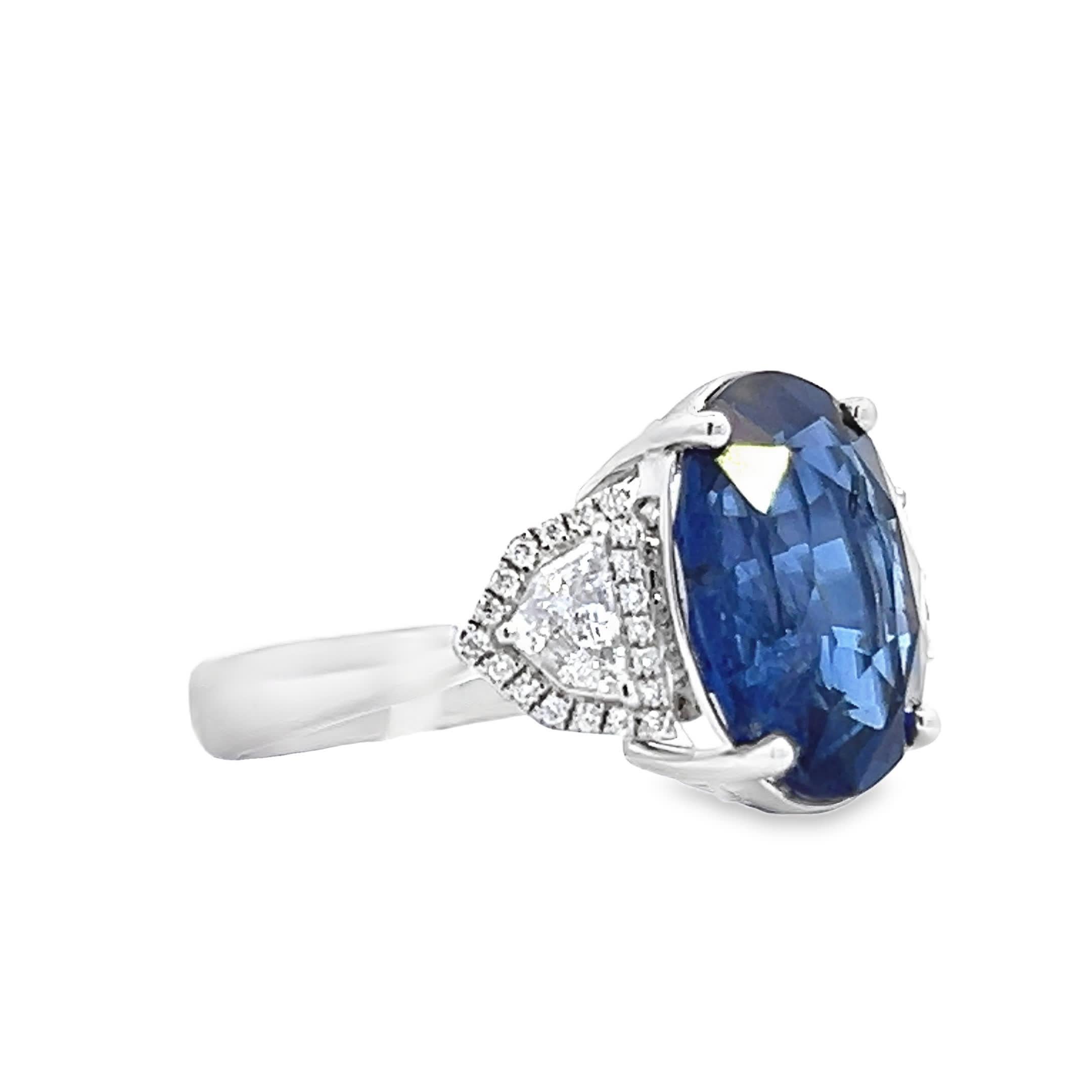 Entdecken Sie die Anziehungskraft dieses atemberaubenden Rings mit einem ovalen Saphir und Diamanten in der Mitte. Umgeben von funkelnden Diamanten ist dieses Stück perfekt für alle, die zeitlose Eleganz und Raffinesse zu schätzen wissen. Ideal für